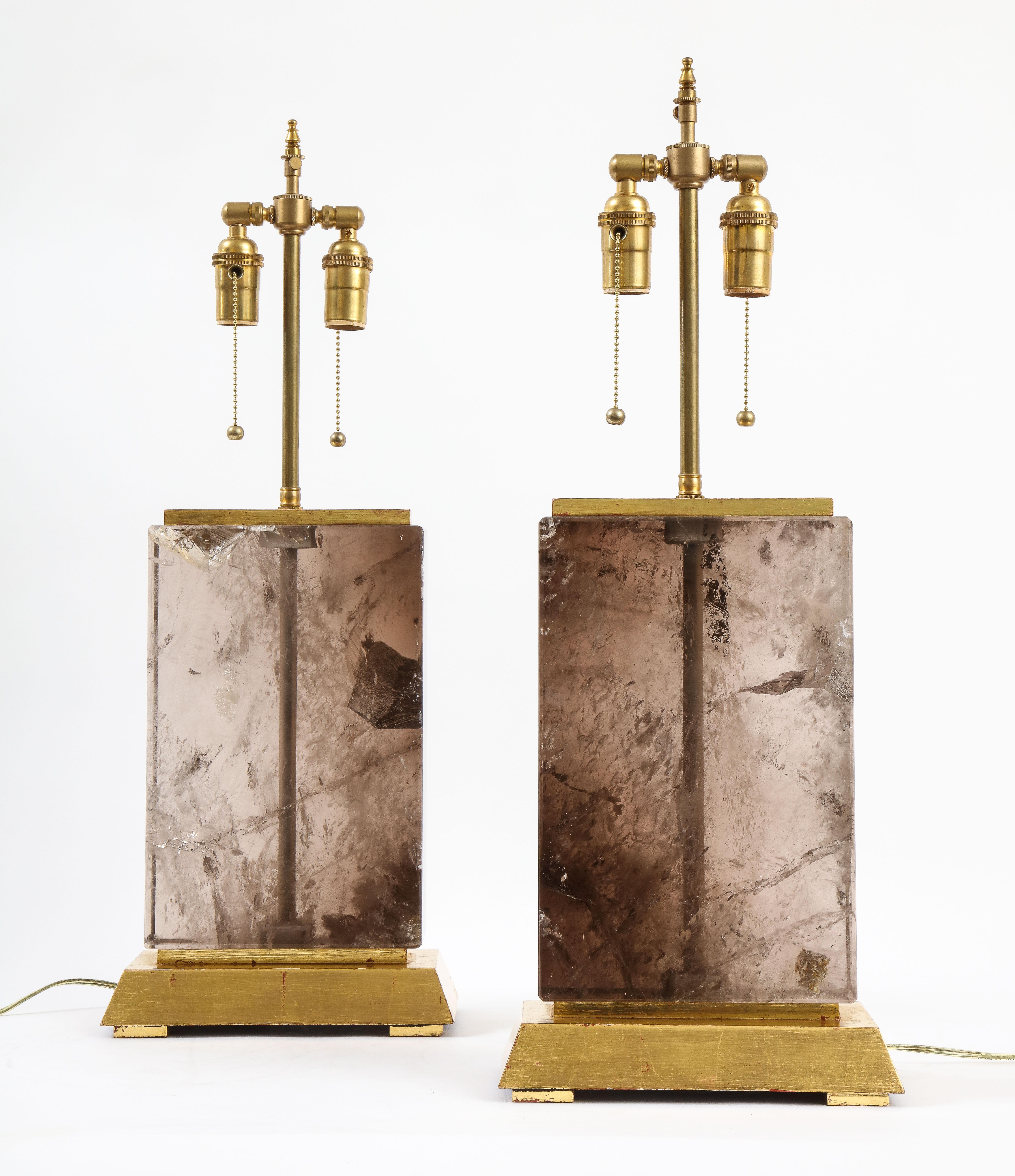 Mid-Century Modern Paire de grandes lampes françaises du 20e siècle en cristal de roche fumé et bois doré avec base en bois en vente