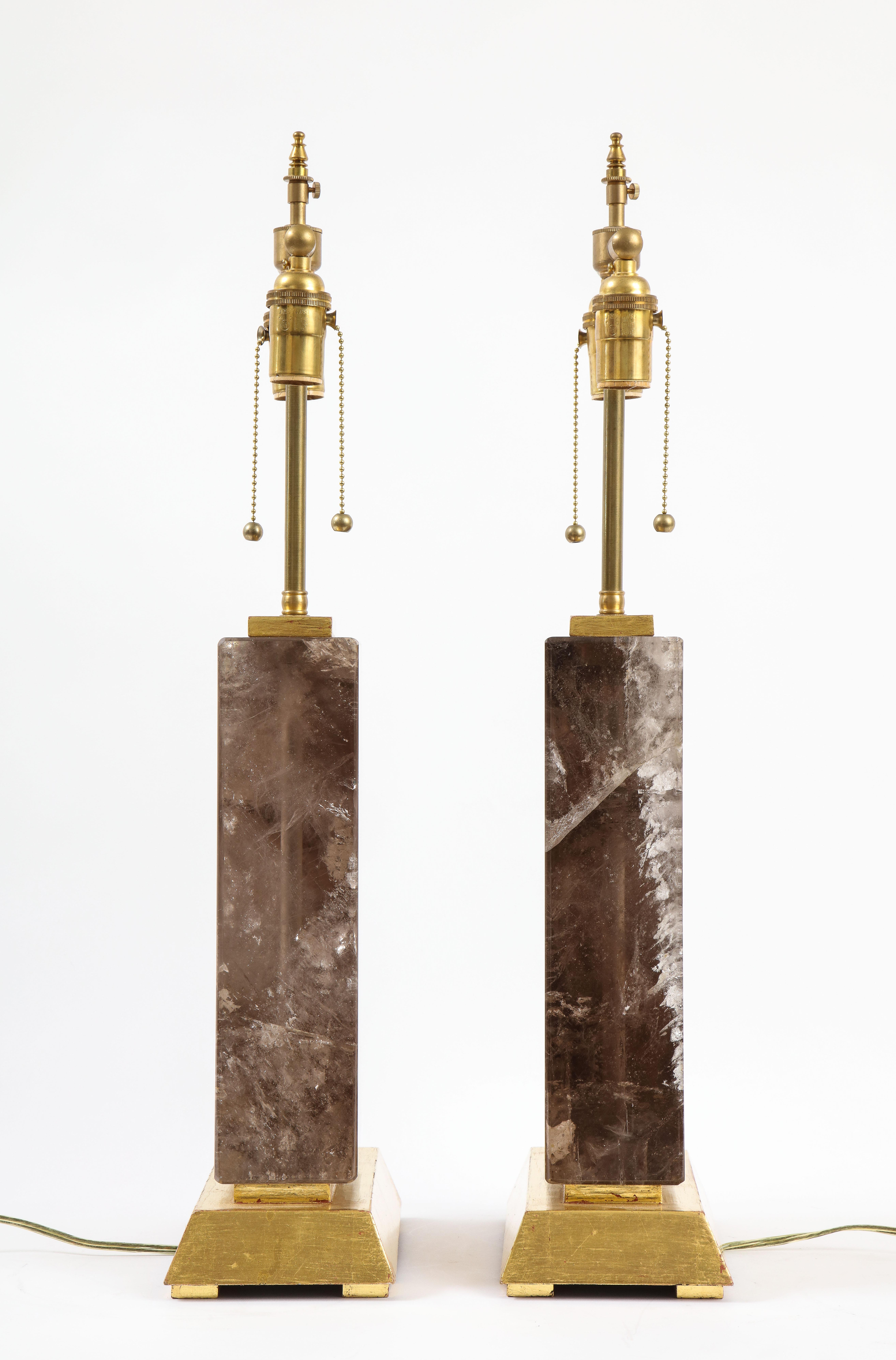Paire de grandes lampes françaises du 20e siècle en cristal de roche fumé et bois doré avec base en bois Bon état - En vente à New York, NY