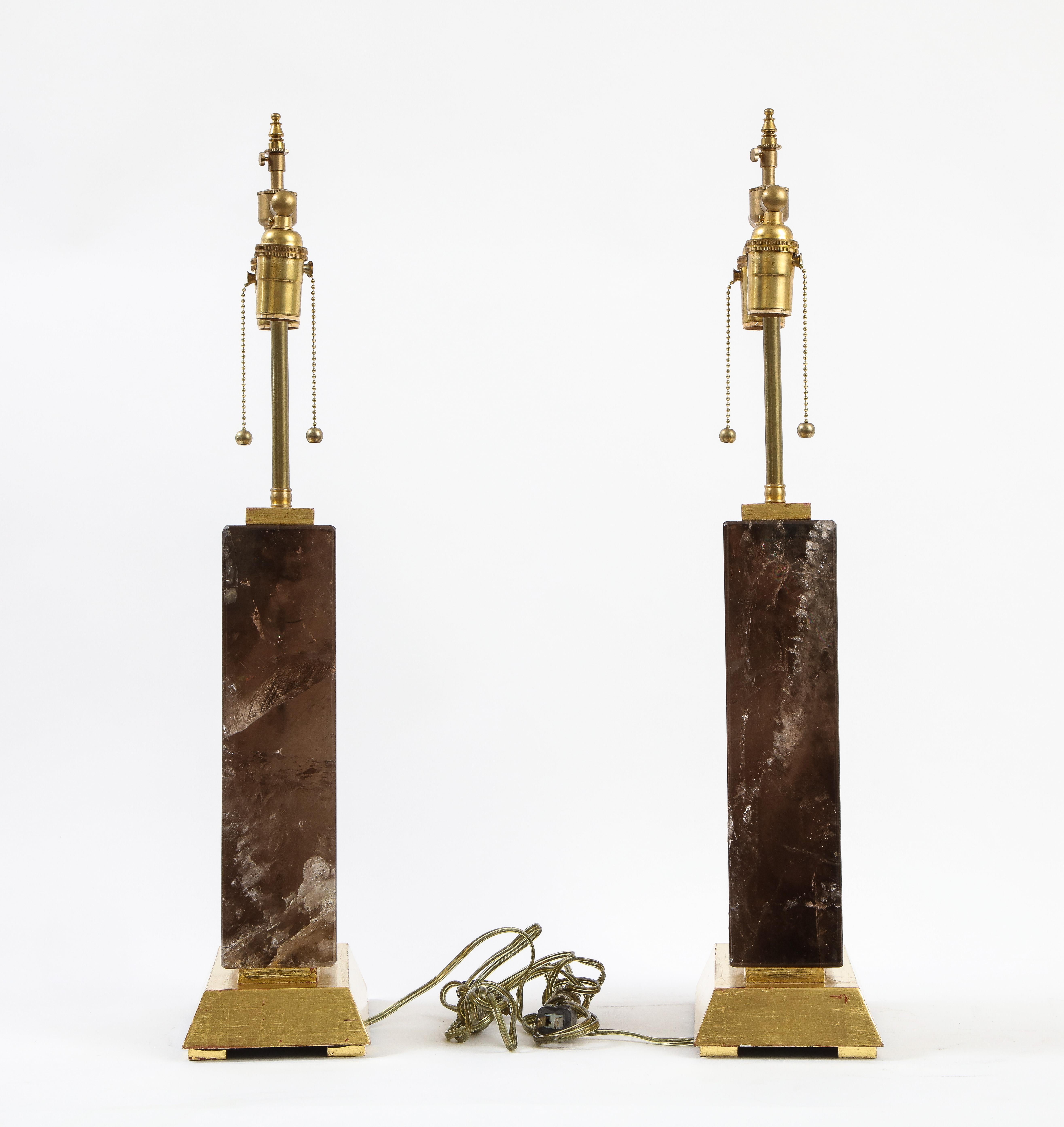 20ième siècle Paire de grandes lampes françaises du 20e siècle en cristal de roche fumé et bois doré avec base en bois en vente