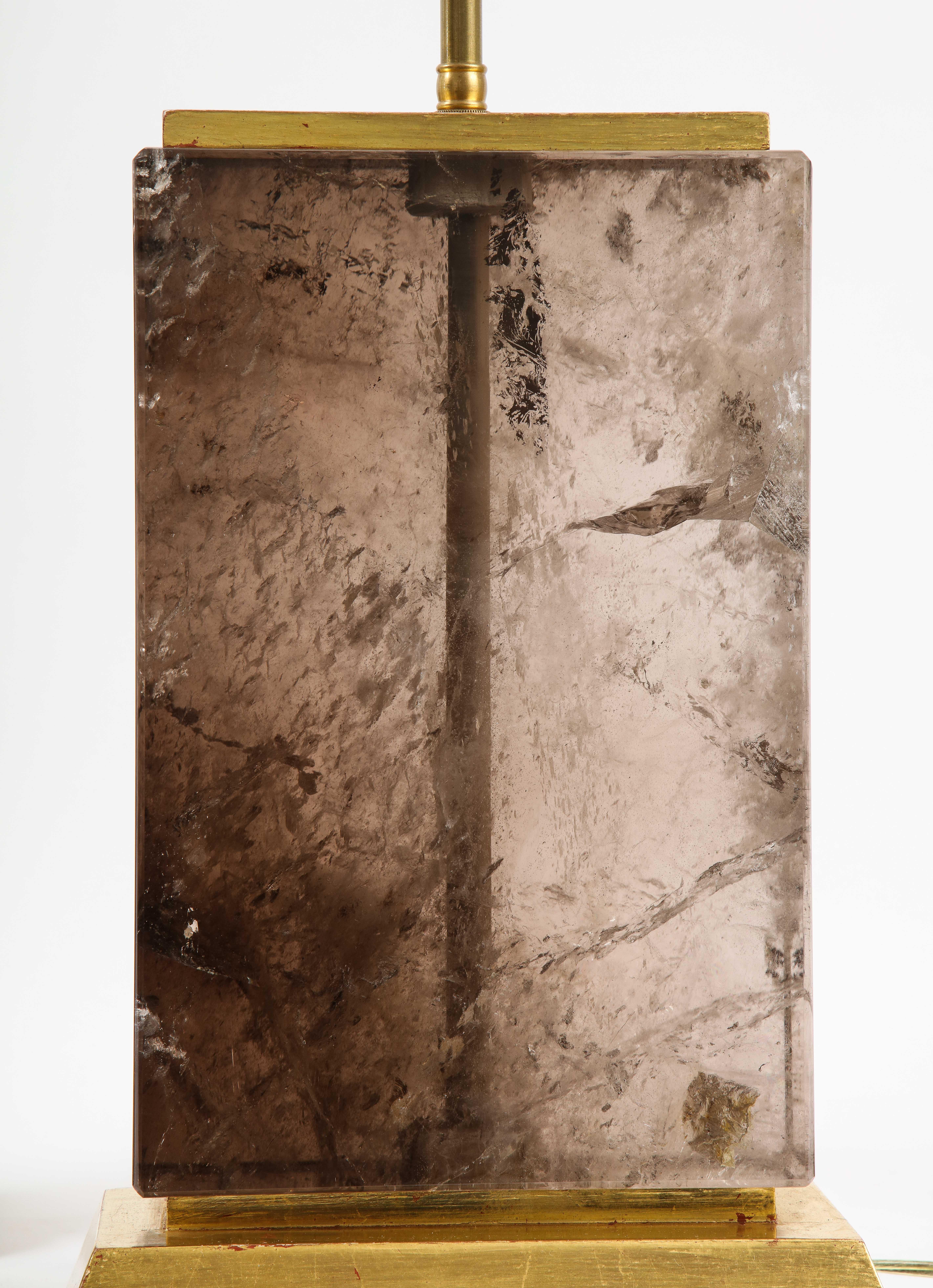 Massiccia coppia di lampade francesi del XX secolo con base in cristallo di rocca fumé e legno dorato in vendita 1