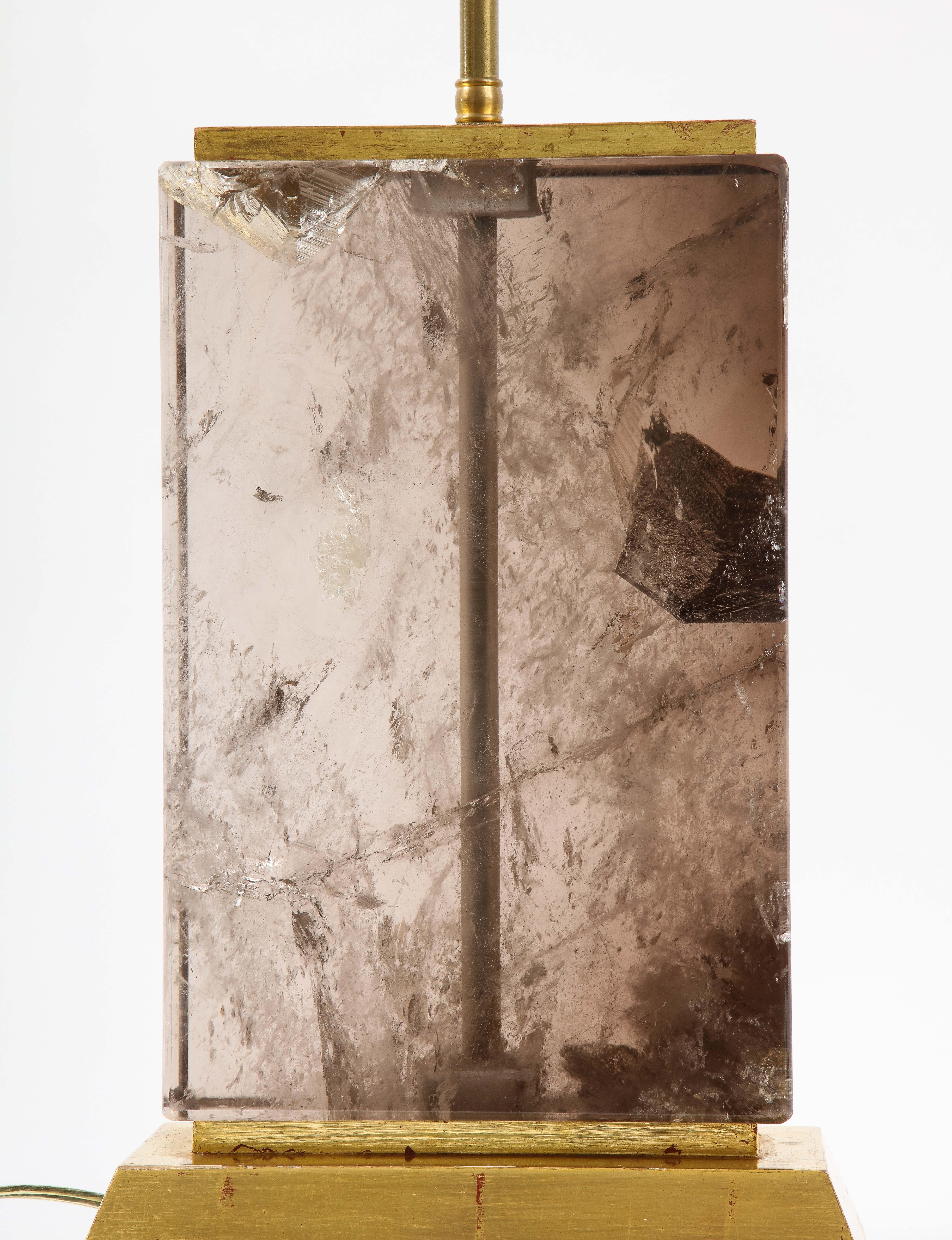 Paire de grandes lampes françaises du 20e siècle en cristal de roche fumé et bois doré avec base en bois en vente 1
