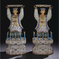 Coppia massiccia di figure di assistenti cinesi in smalto cloisonne, dinastia Qing