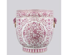 Un'imponente coppia di fioriere cinesi in porcellana con drago bianco e rosa