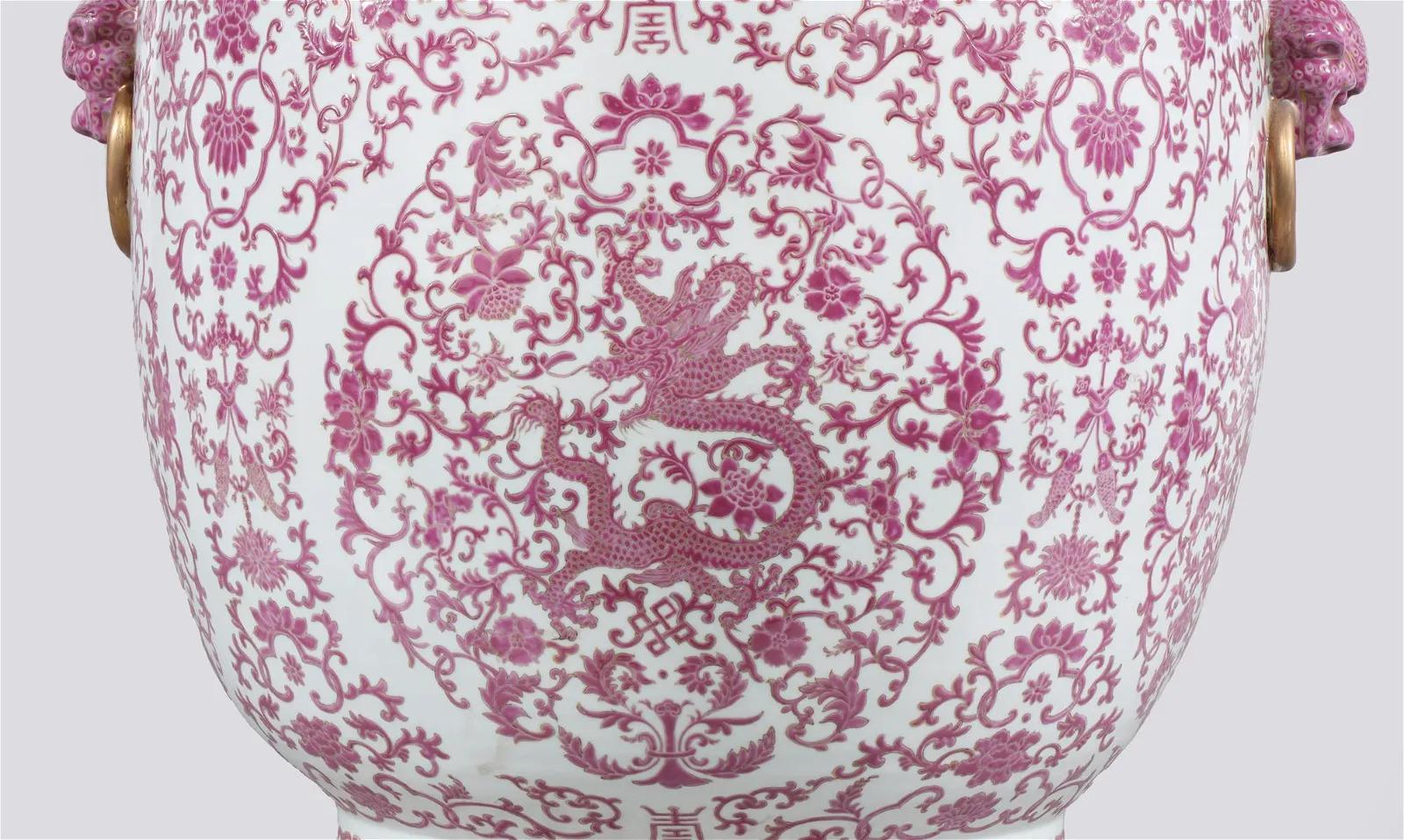 Chinois Paire de jardinières chinoises en porcelaine représentant des dragons roses et blancs, République en vente