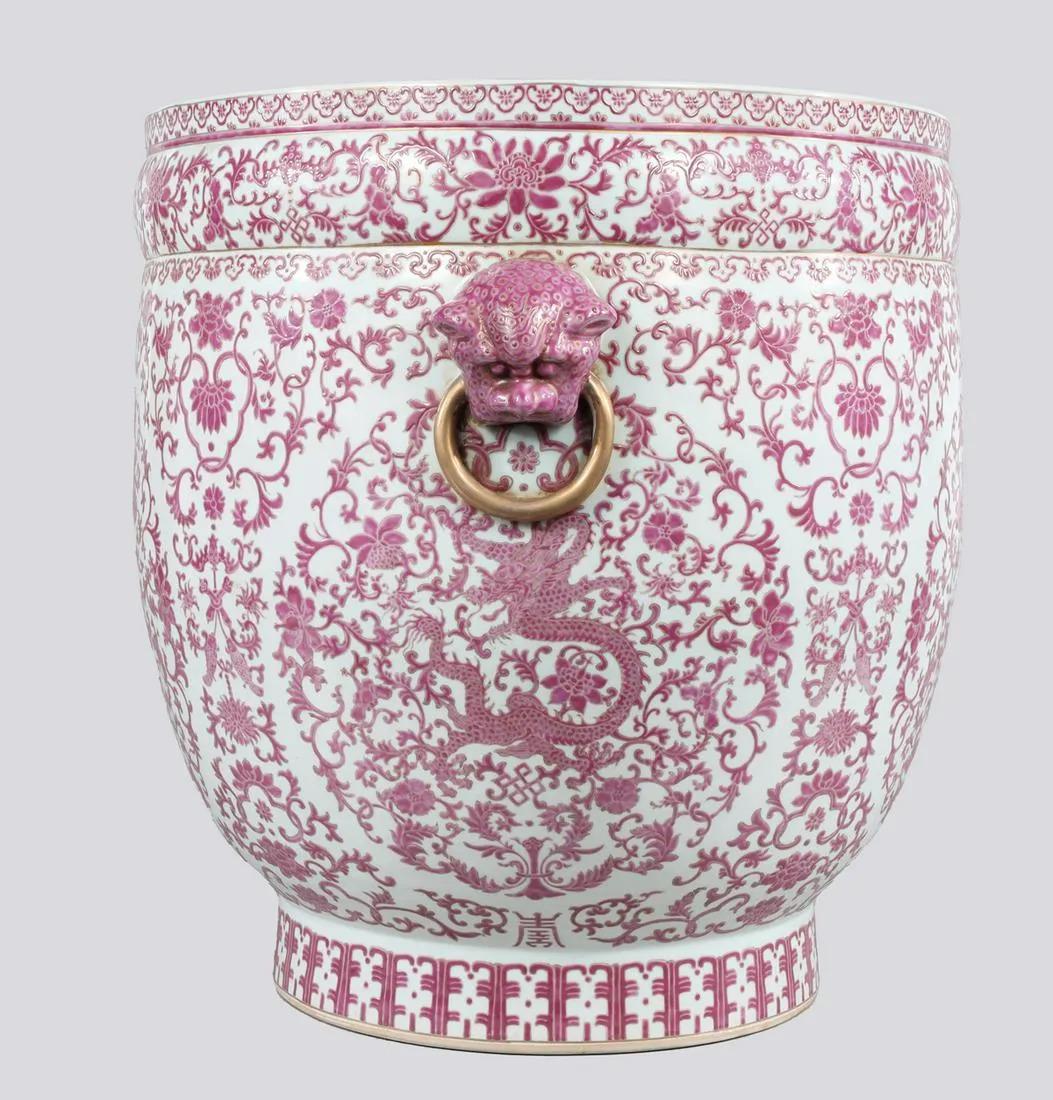 Paire de jardinières chinoises en porcelaine représentant des dragons roses et blancs, République Bon état - En vente à New York, NY