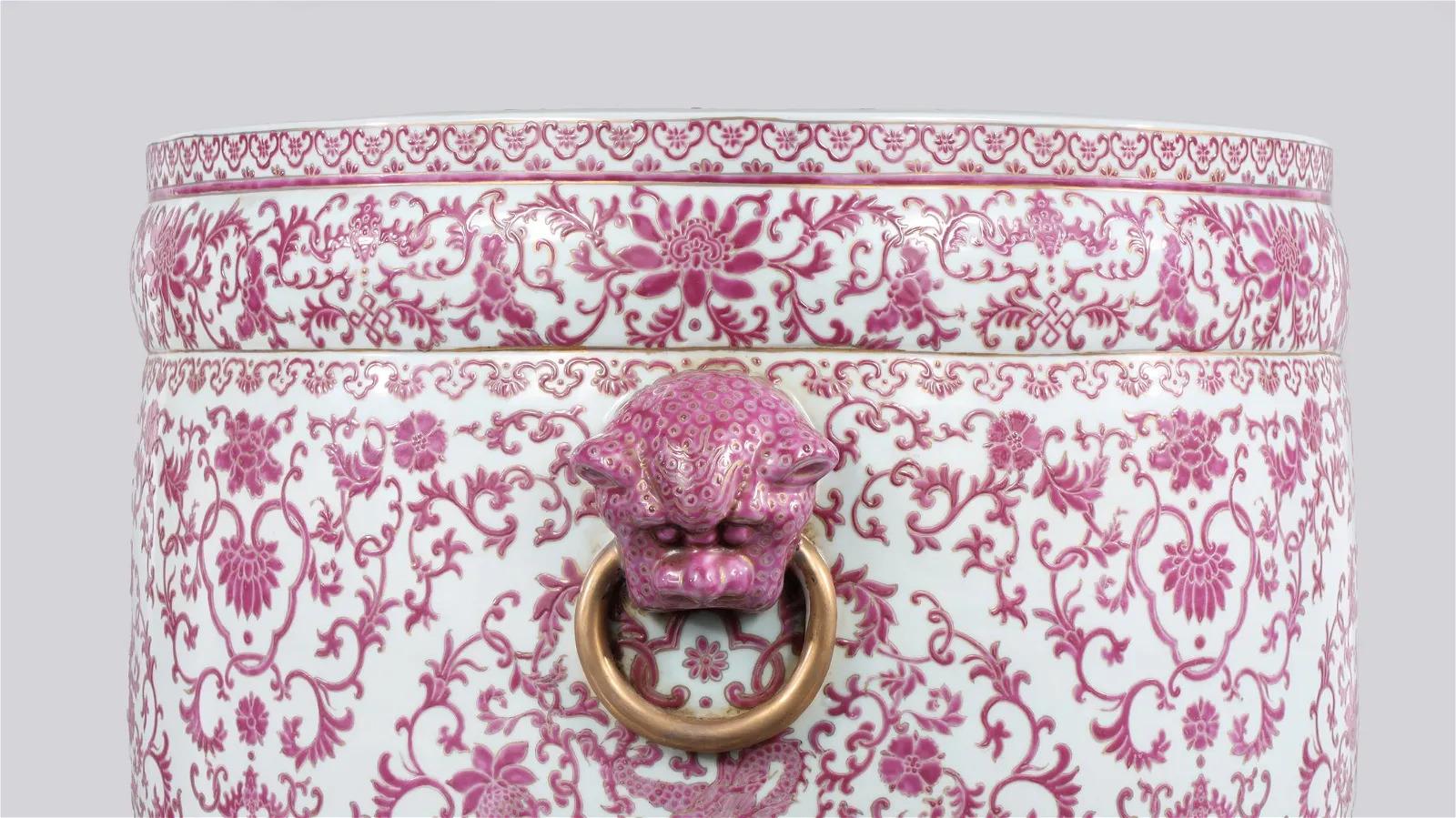 20ième siècle Paire de jardinières chinoises en porcelaine représentant des dragons roses et blancs, République en vente