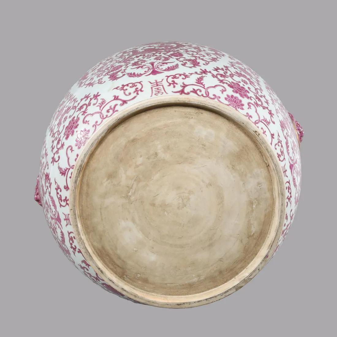 Paire de jardinières chinoises en porcelaine représentant des dragons roses et blancs, République en vente 1