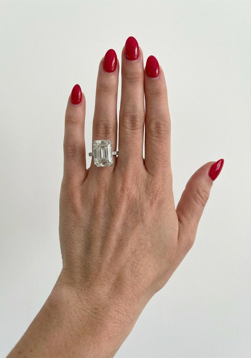 Contemporain Un chef-d'œuvre de lumière : diamant taille émeraude de 9,04 ct dans un pavé de platine en vente