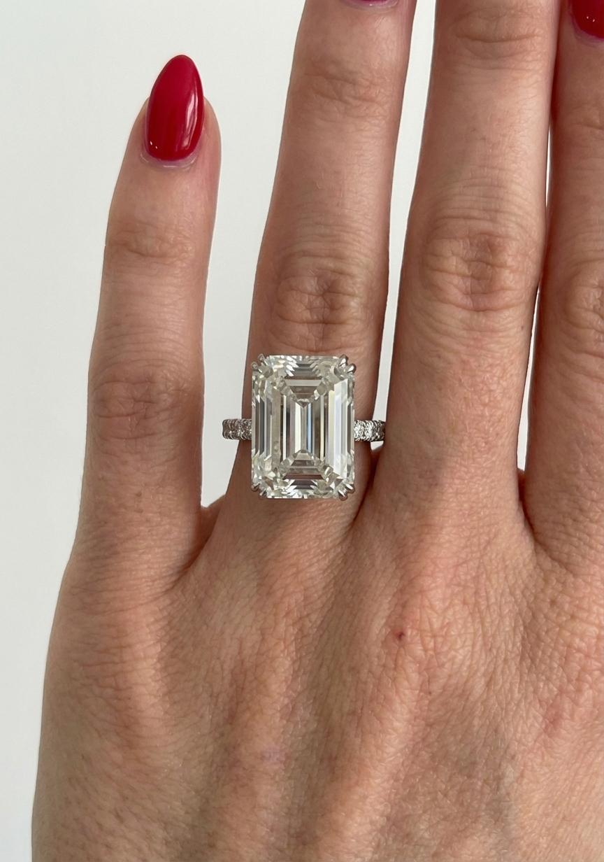 Taille émeraude Un chef-d'œuvre de lumière : diamant taille émeraude de 9,04 ct dans un pavé de platine en vente