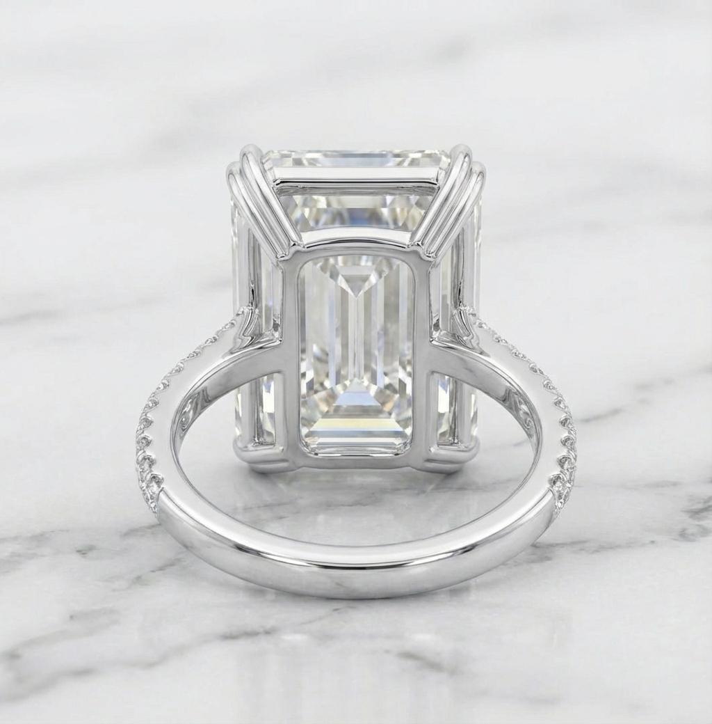 Un chef-d'œuvre de lumière : diamant taille émeraude de 9,04 ct dans un pavé de platine Neuf - En vente à Chicago, IL