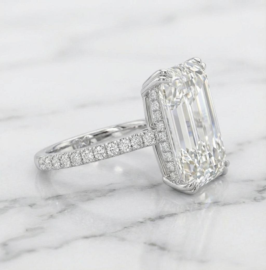 Un chef-d'œuvre de lumière : diamant taille émeraude de 9,04 ct dans un pavé de platine Pour femmes en vente