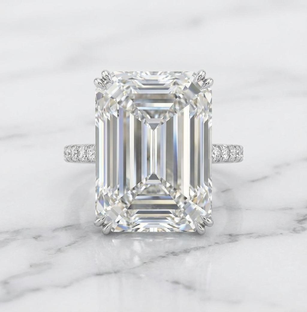 Un chef-d'œuvre de lumière : diamant taille émeraude de 9,04 ct dans un pavé de platine en vente 1