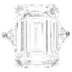Una obra maestra de rareza y resplandor Anillo de diamantes talla esmeralda de 15 quilates sin defectos