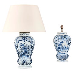 Una coppia coordinata di vasi in ceramica di Delft del XIX secolo trasformati in lampade