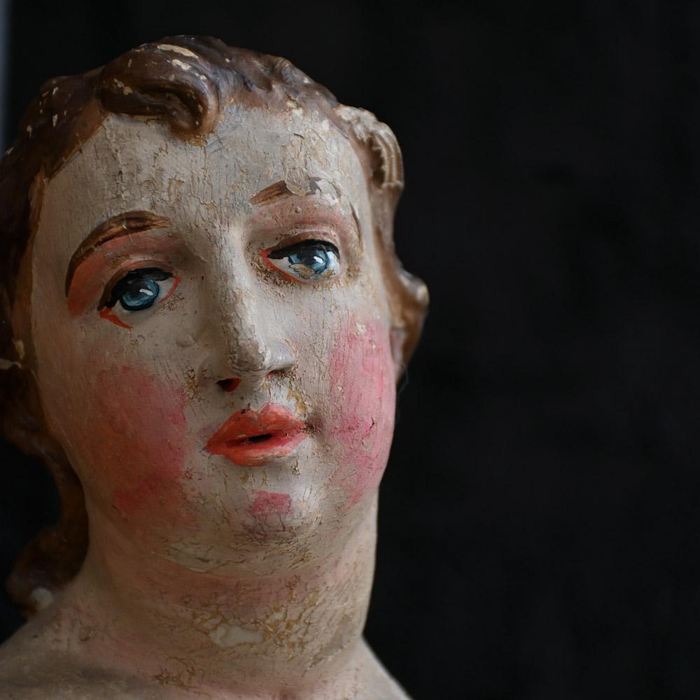 Paire d'autels italiens du 19e siècle, avec des anges amoureux.
Une superbe paire d'anges d'amour italiens du XIXe siècle sculptés à la main (ils se font face en tenant leur cœur). Ces objets auraient été montés de part et d'autre d'une sorte de