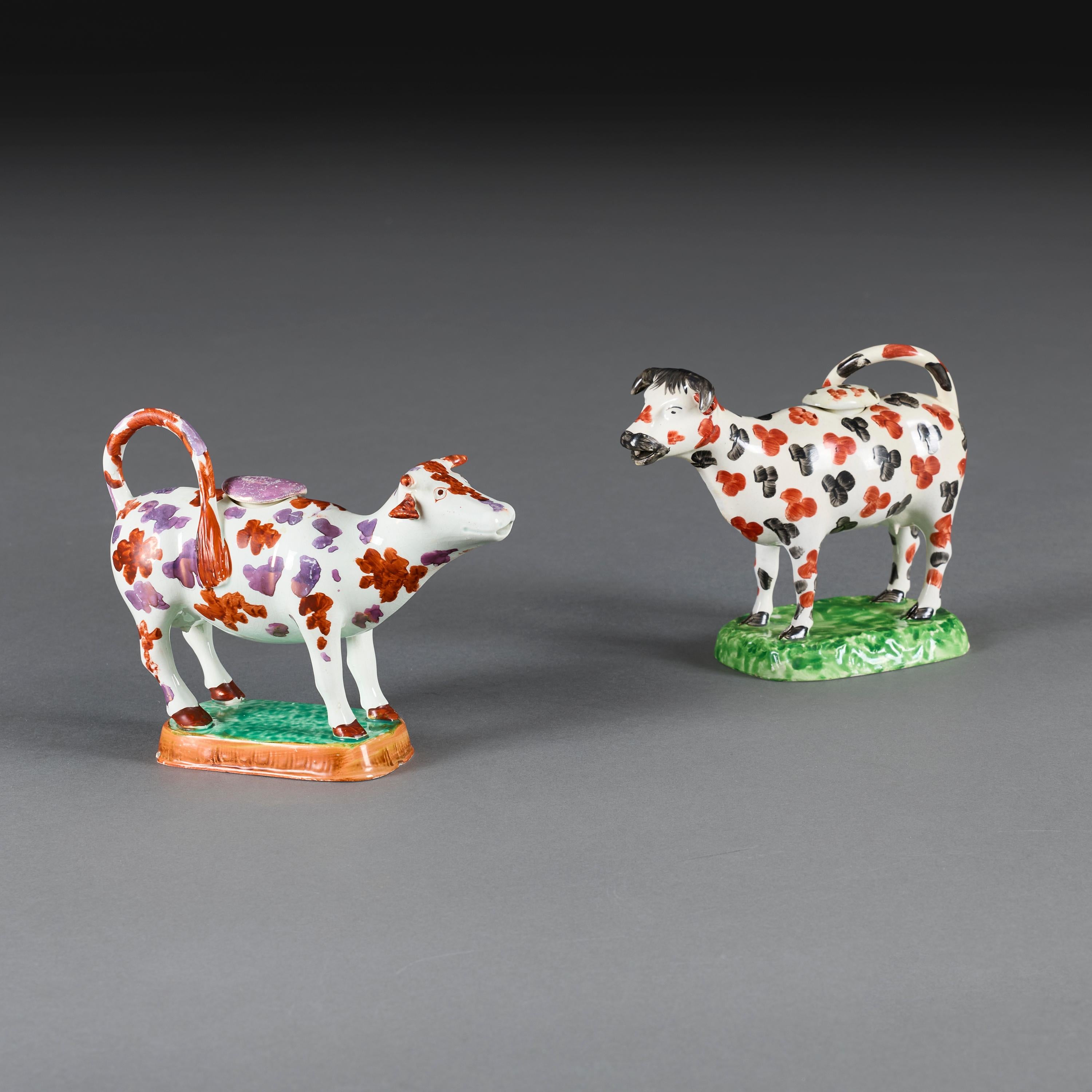 Anglais Paire de crémiers en céramique Pearlware Cow Creamers en vente