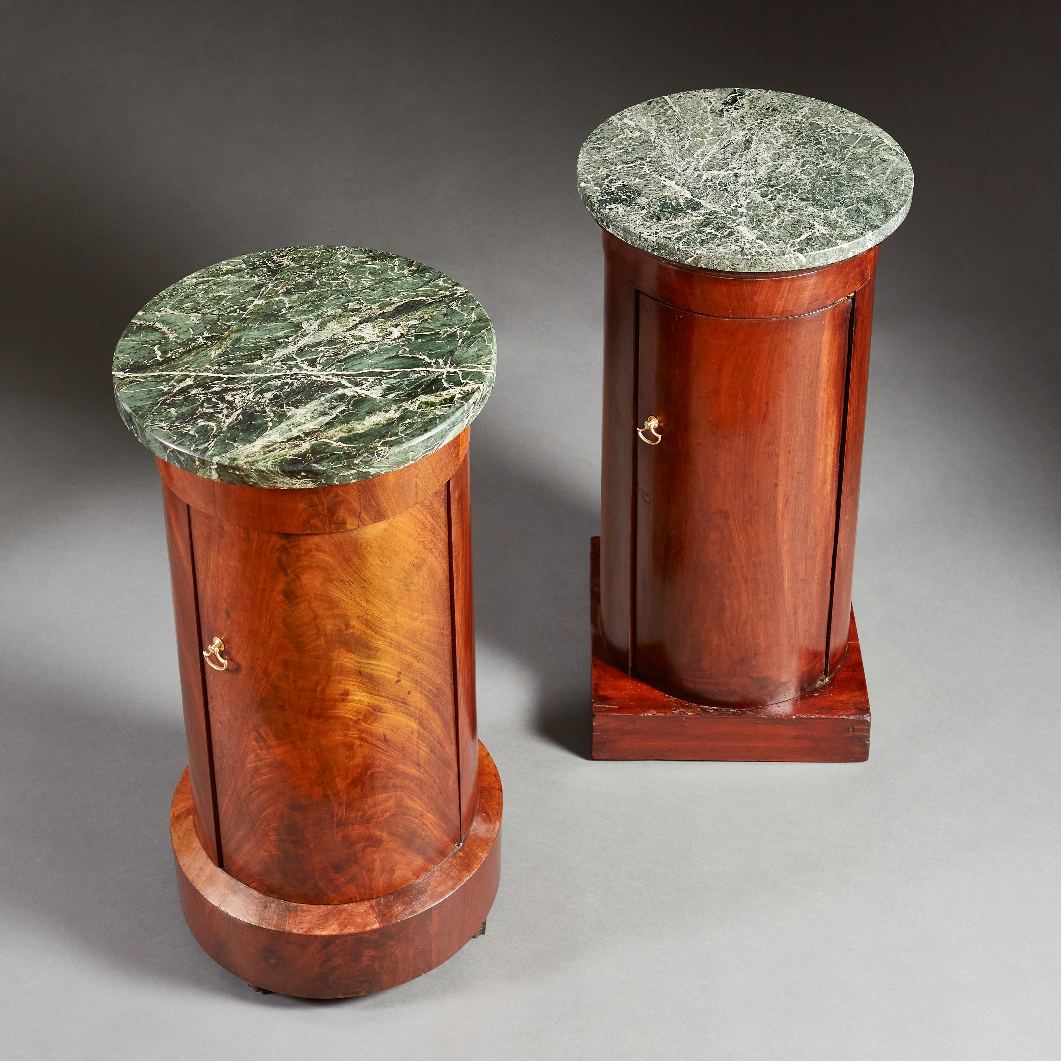 Passendes Paar Empire-Mahagoni-Sockelschränke mit grünen Marmorplatten im Zustand „Gut“ im Angebot in London, GB