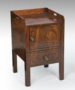 Paire assortie de chevets anglais George III en acajou brun