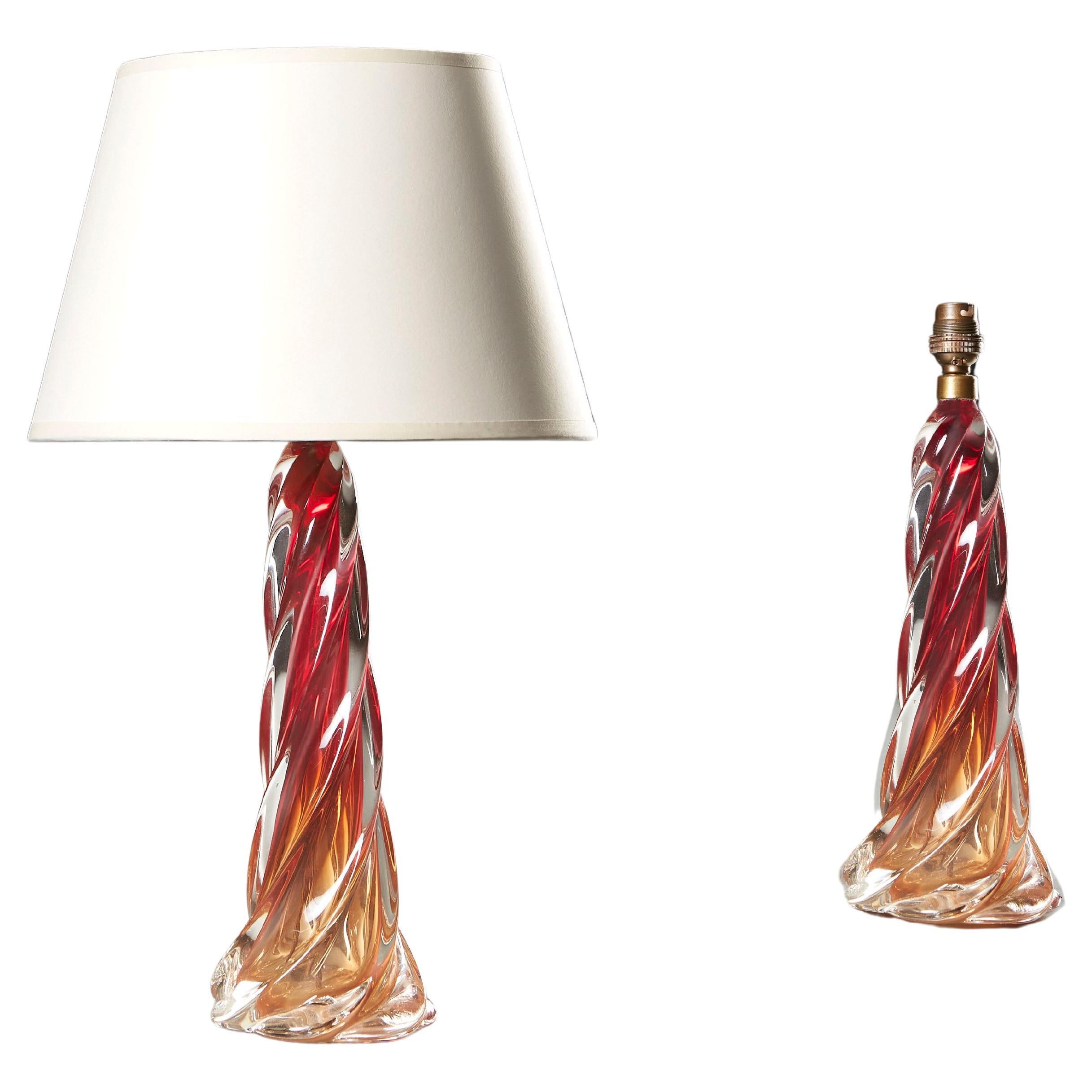 Paire assortie de lampes de table en verre de Murano rouge en spirale