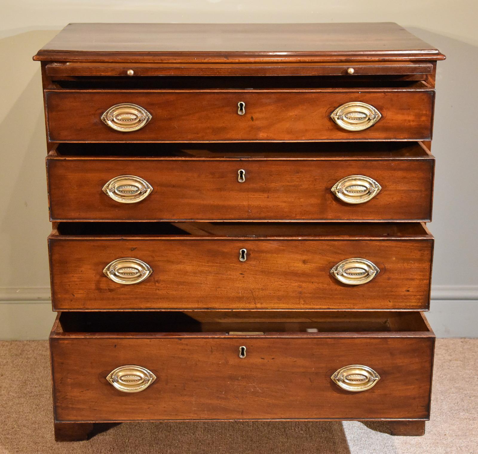 Matching Pair of George III Mahogany Chest of Drawers In Good Condition In Wiltshire, GB