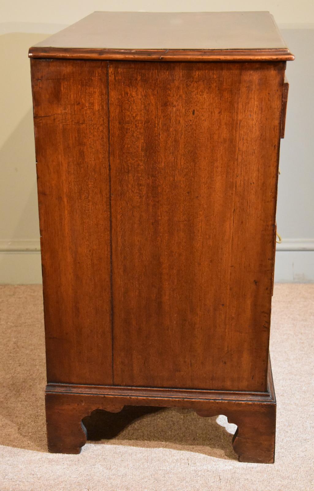 19th Century Matching Pair of George III Mahogany Chest of Drawers