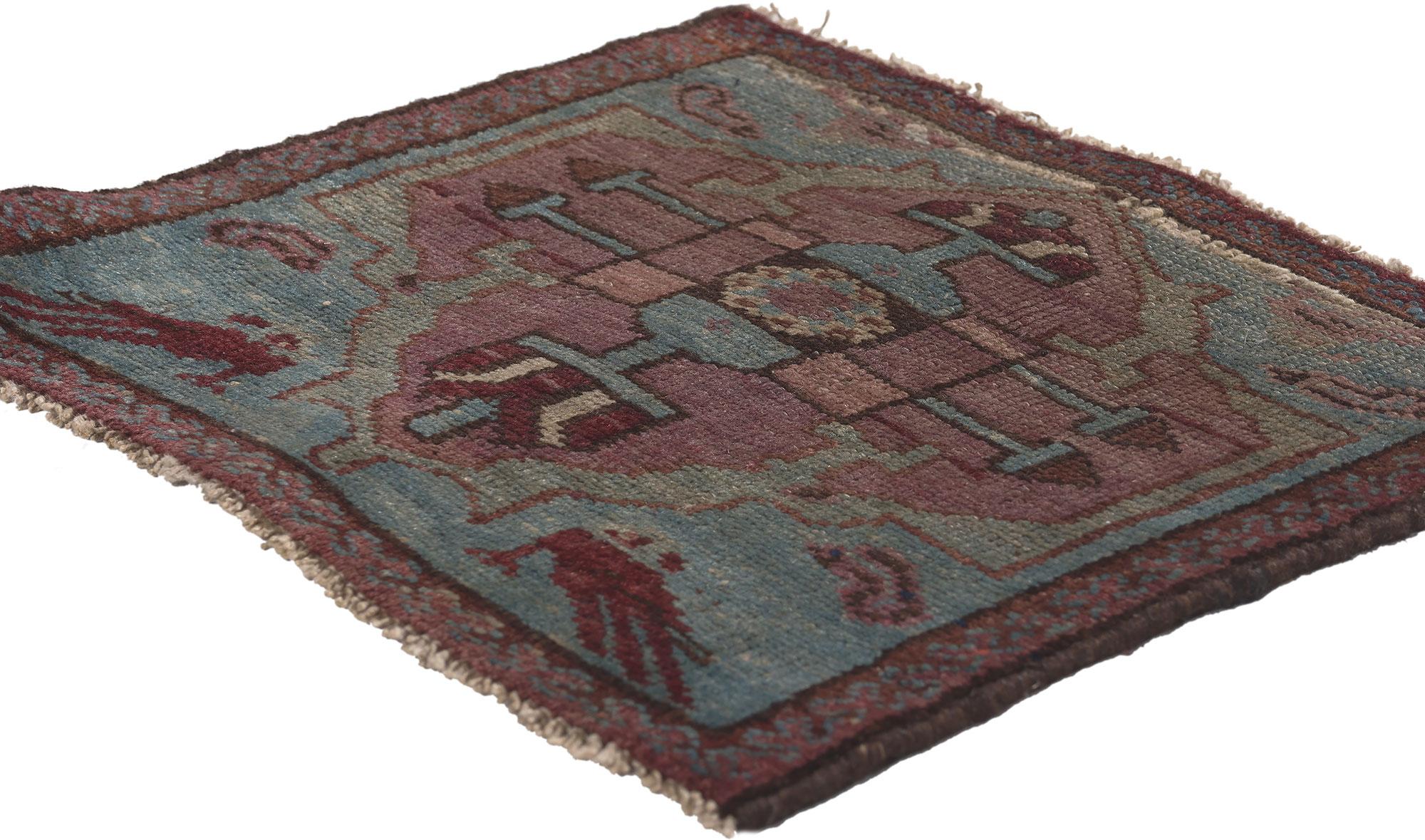 Paire de petits tapis anciens persans Malayer.
Le style de la Renaissance et le charme envoûtant s'entrechoquent dans cette paire de tapis anciens en laine persane Malayer noués à la main. Le design roman et la palette de couleurs de la Renaissance