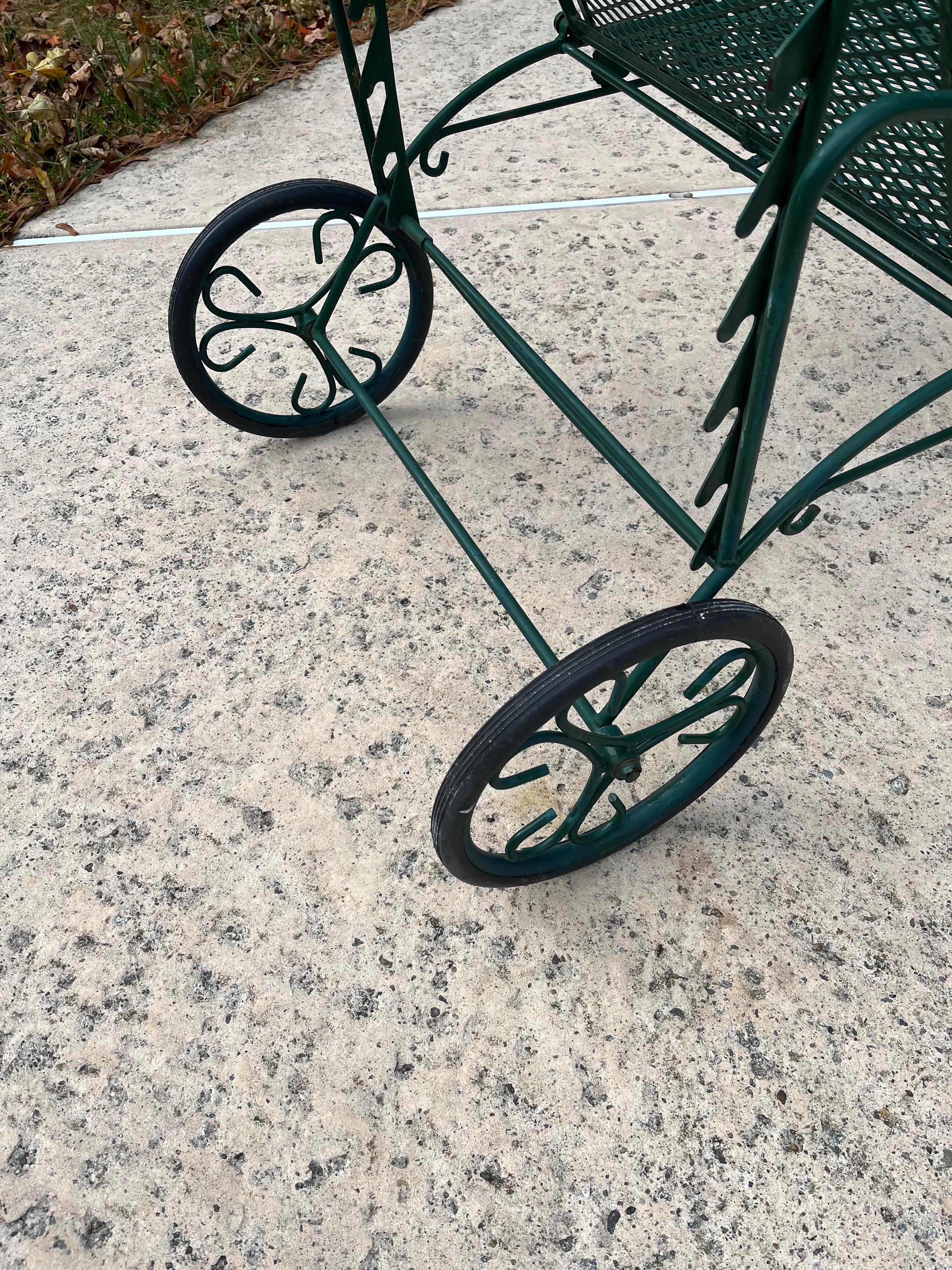 Un set coordinato di quattro chaise longue in ferro battuto con motivo a rosa Chantilly in vendita 2