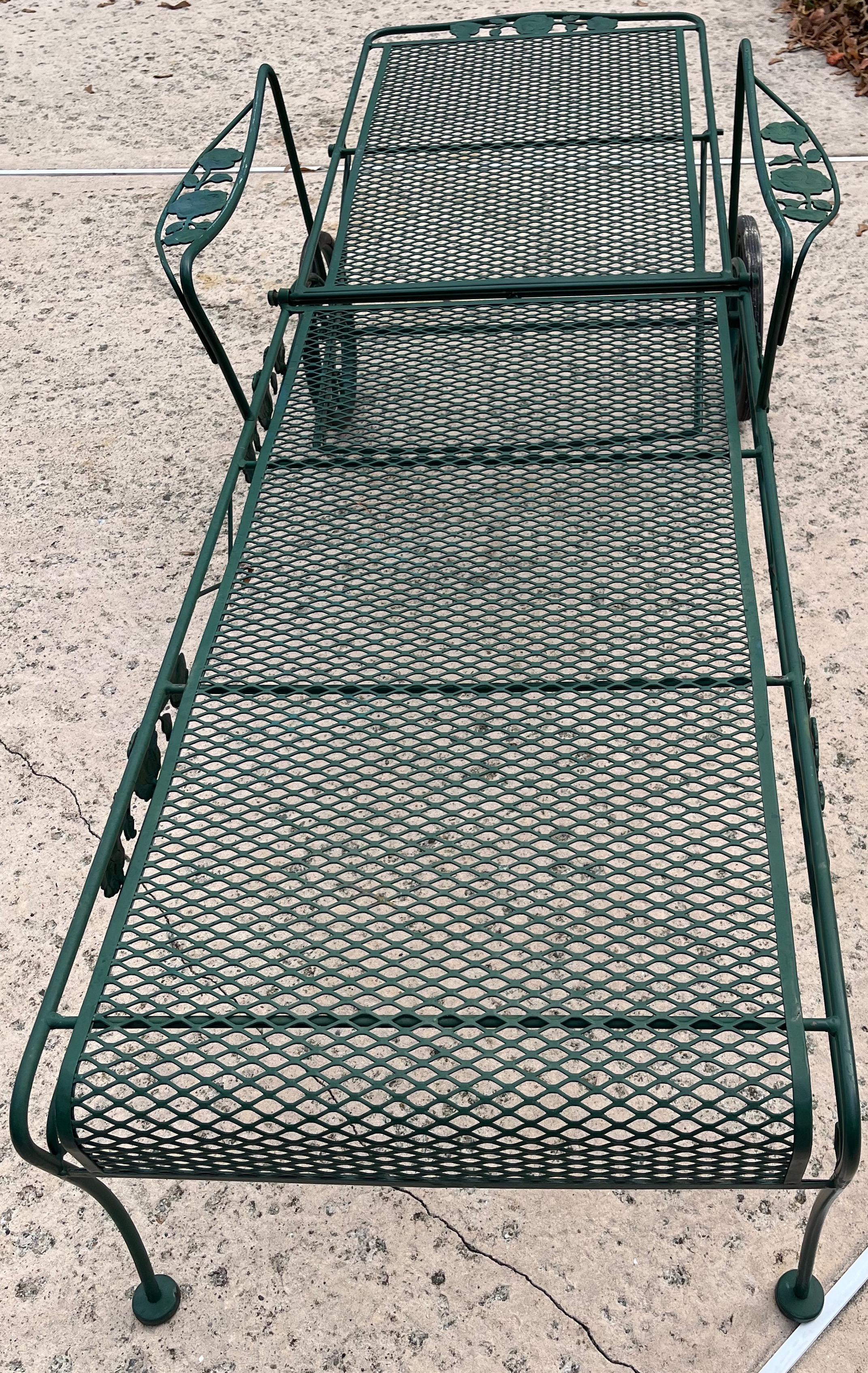 Un set coordinato di quattro chaise longue in ferro battuto con motivo a rosa Chantilly in vendita 3