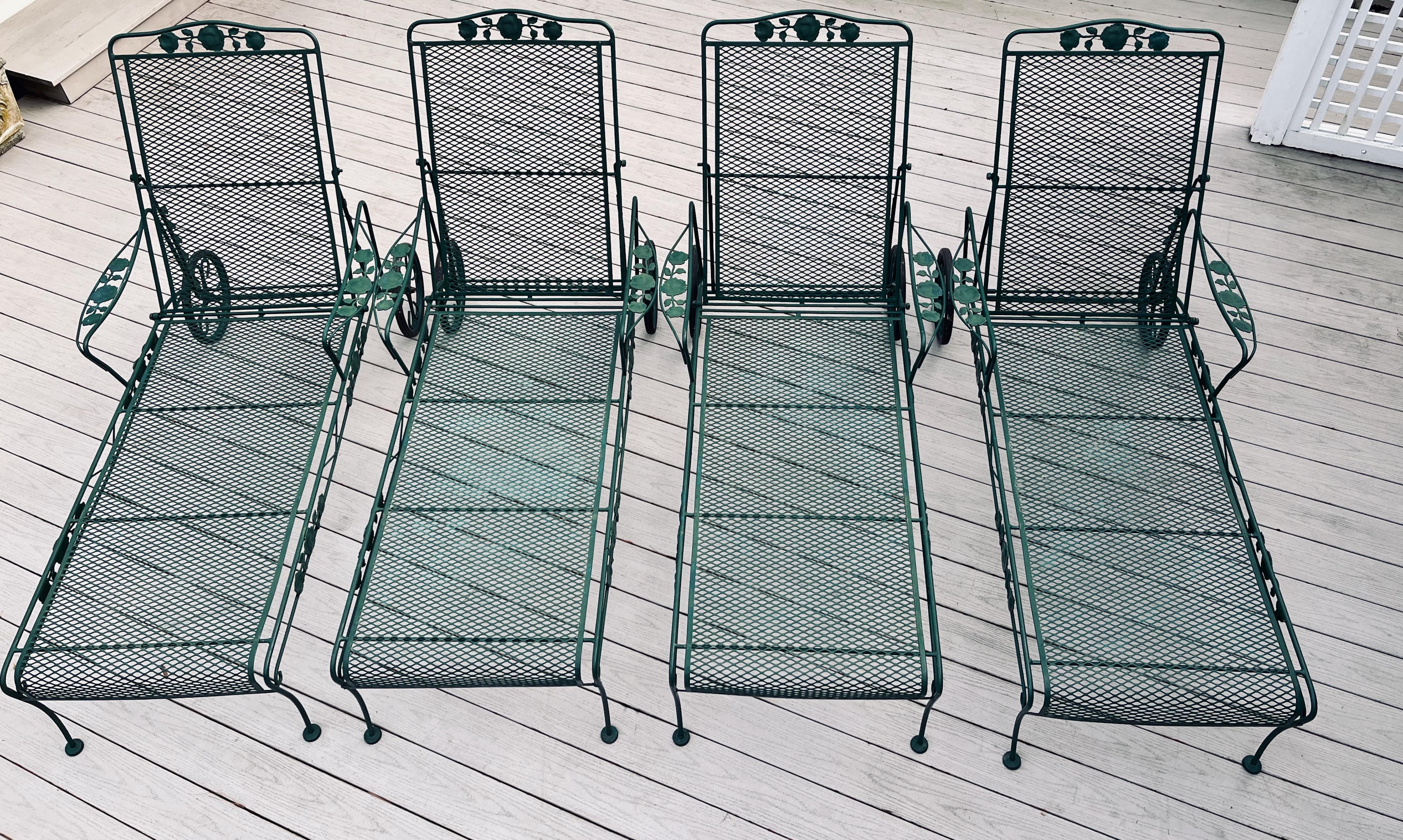 Un set coordinato di quattro chaise longue in ferro battuto con motivo a rosa Chantilly in vendita 4