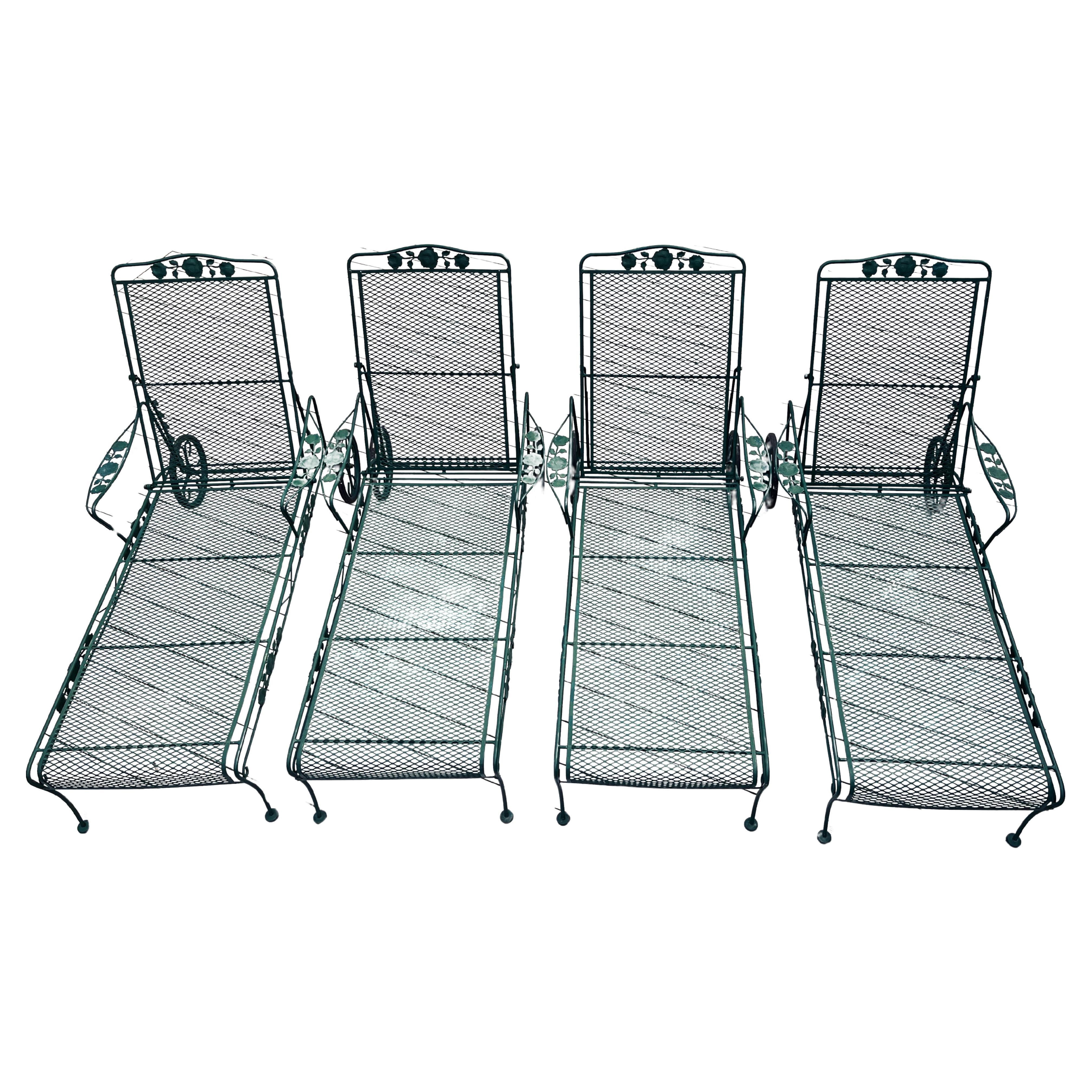 Si tratta di un bellissimo set di sedie da giardino vintage, difficile da trovare, attribuito a Russell Woodard, un rinomato produttore di mobili da esterno. Il set comprende quattro sedie a sdraio con comodi schienali regolabili in rete e un'ampia