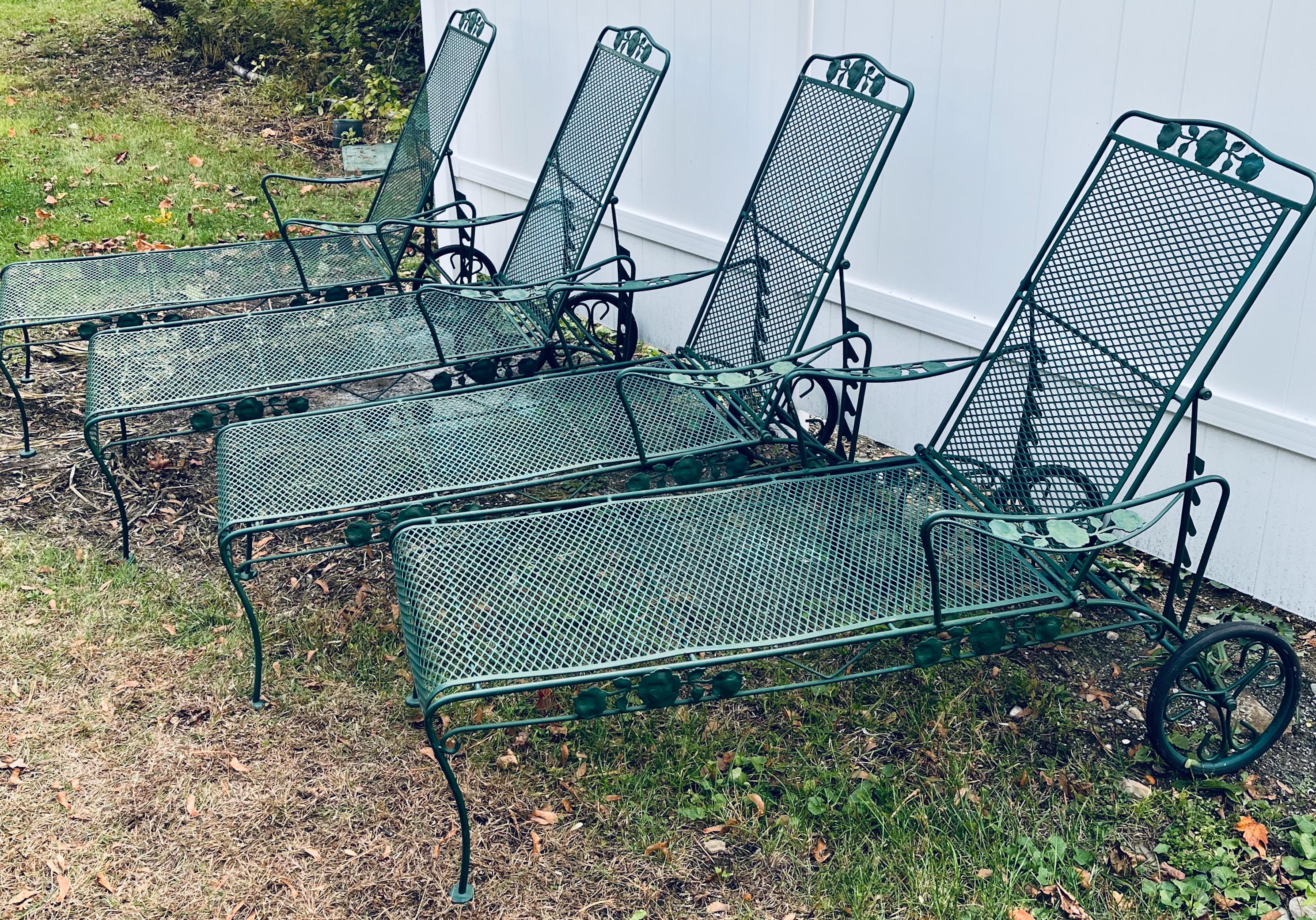 Mid-Century moderno Un set coordinato di quattro chaise longue in ferro battuto con motivo a rosa Chantilly in vendita