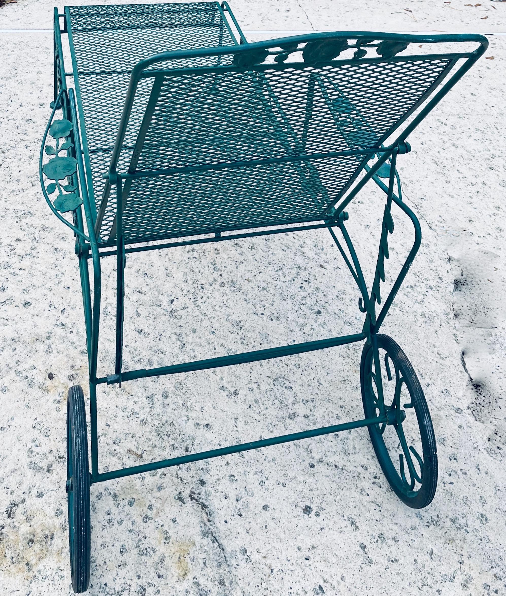 Americano Un set coordinato di quattro chaise longue in ferro battuto con motivo a rosa Chantilly in vendita