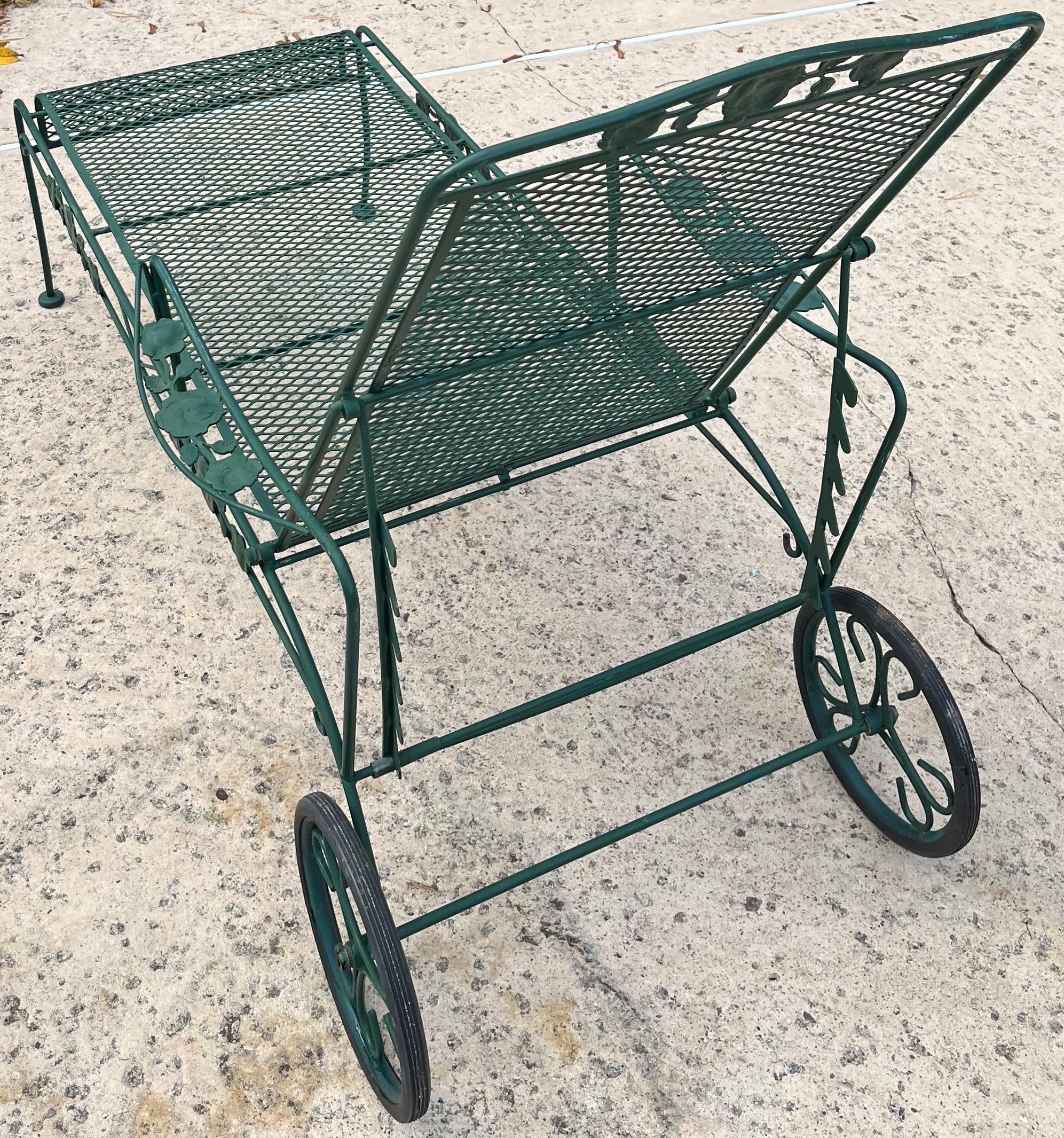 Oggetti in metallo Un set coordinato di quattro chaise longue in ferro battuto con motivo a rosa Chantilly in vendita