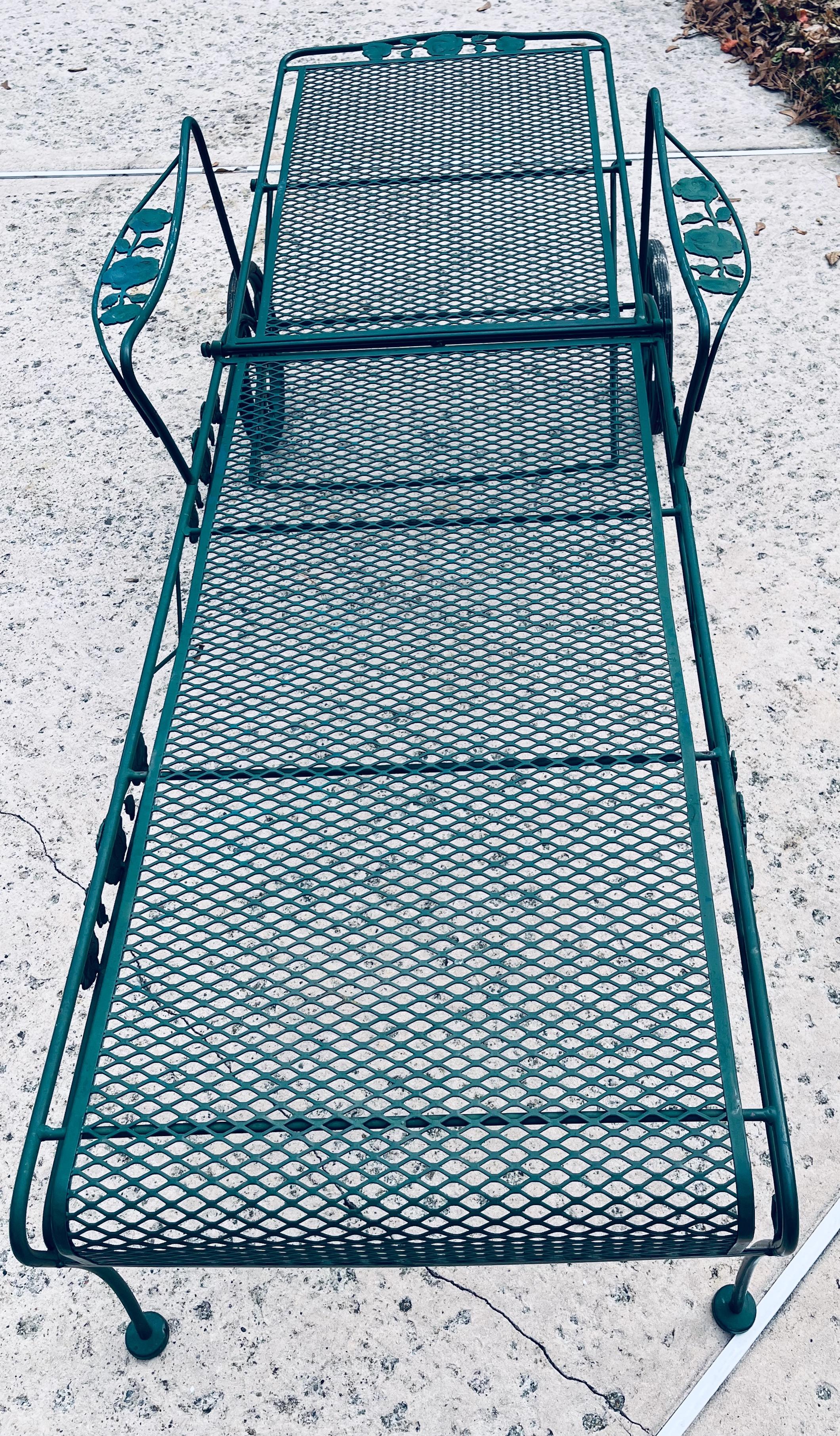 Un set coordinato di quattro chaise longue in ferro battuto con motivo a rosa Chantilly In condizioni buone in vendita a Nashua, NH