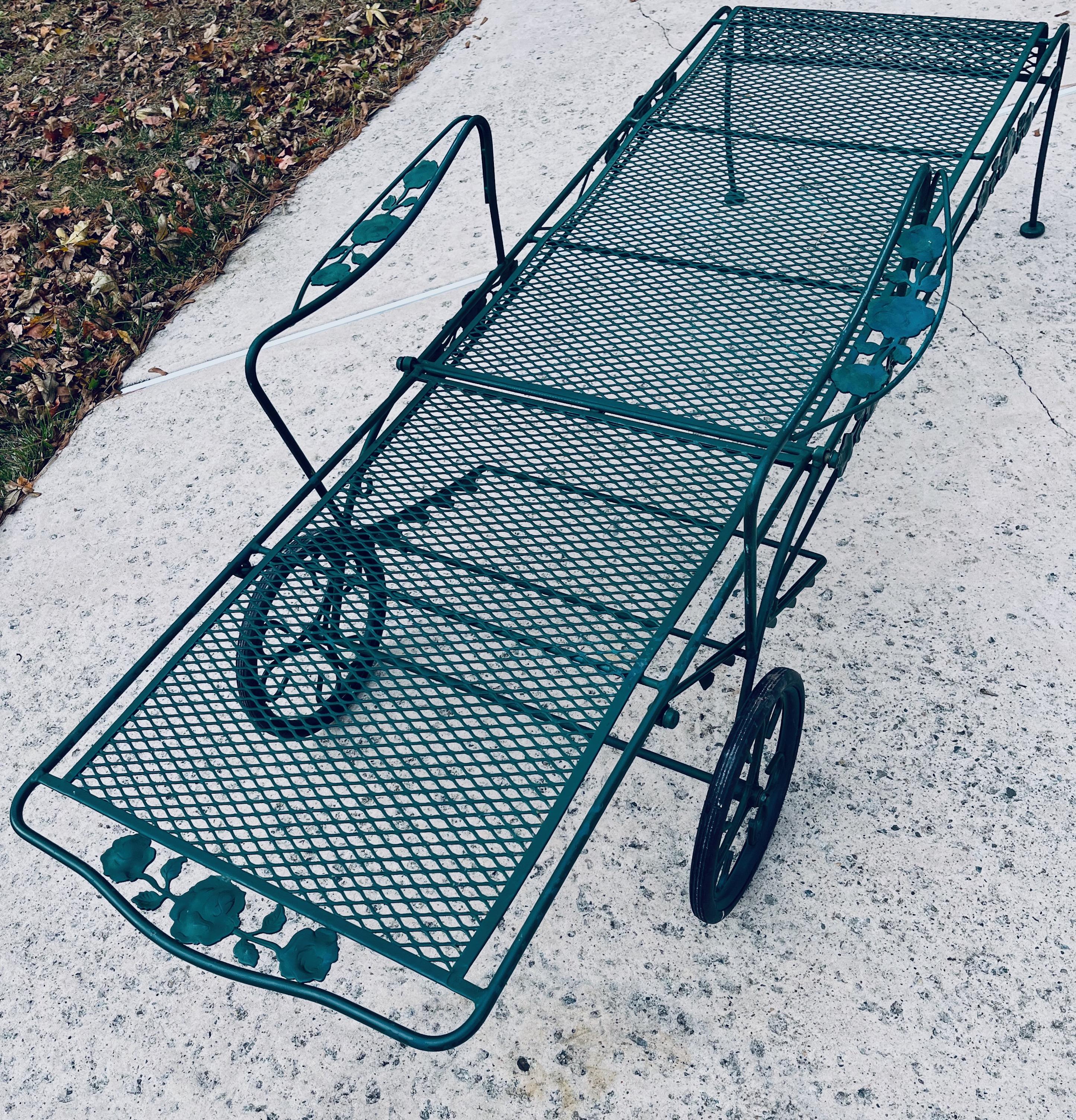 XX secolo Un set coordinato di quattro chaise longue in ferro battuto con motivo a rosa Chantilly in vendita