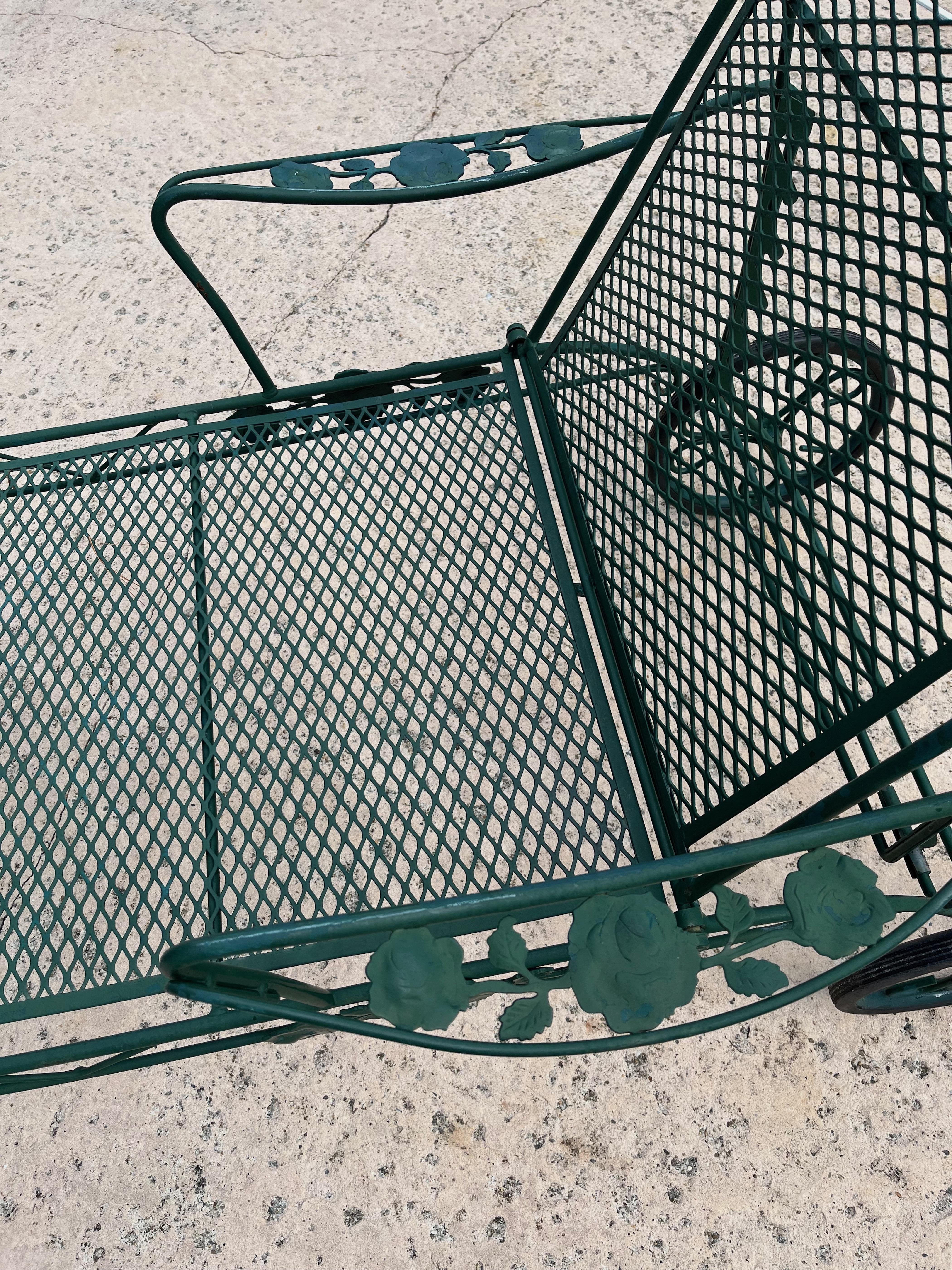 Ferro battuto Un set coordinato di quattro chaise longue in ferro battuto con motivo a rosa Chantilly in vendita