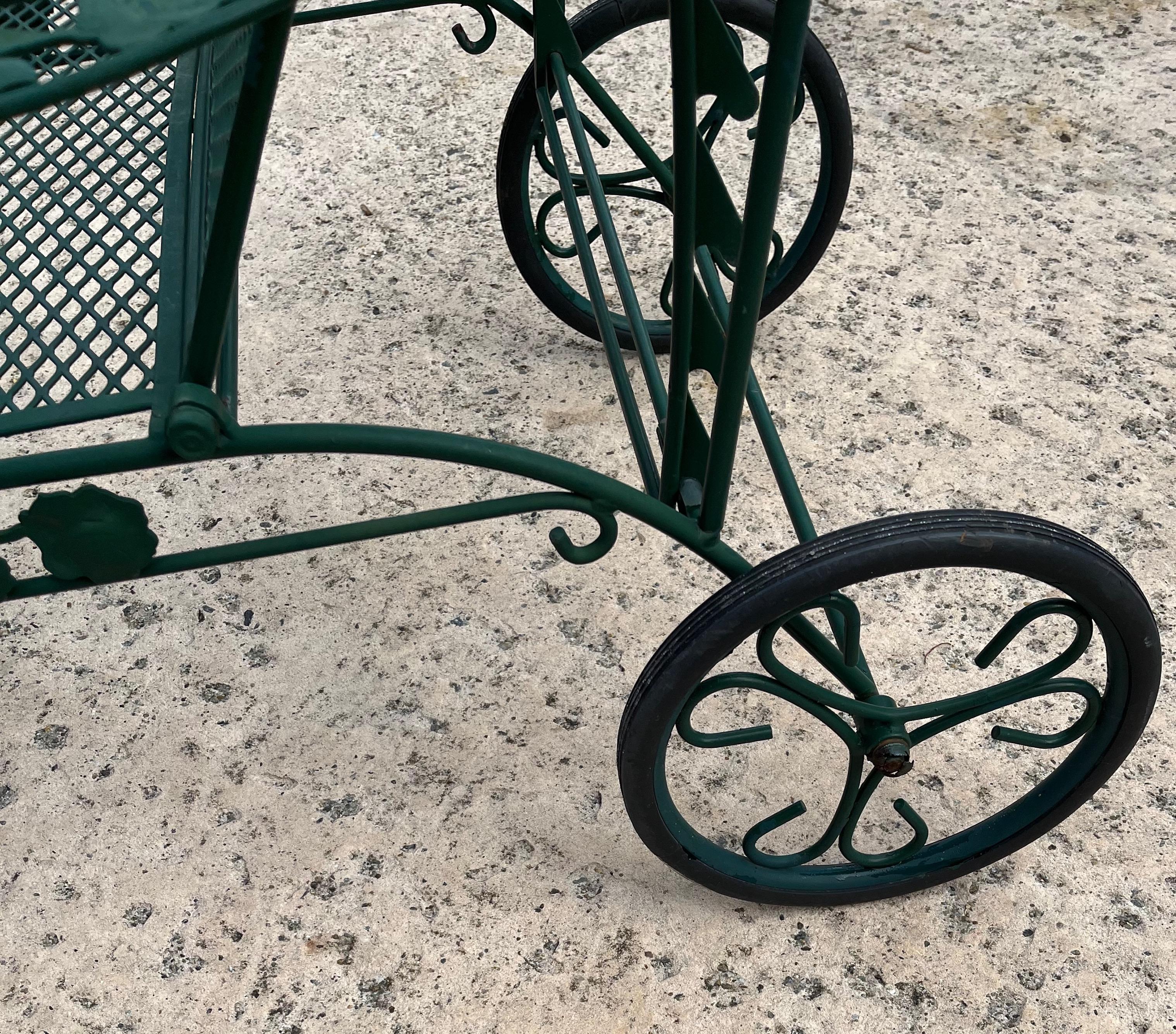 Un set coordinato di quattro chaise longue in ferro battuto con motivo a rosa Chantilly in vendita 1