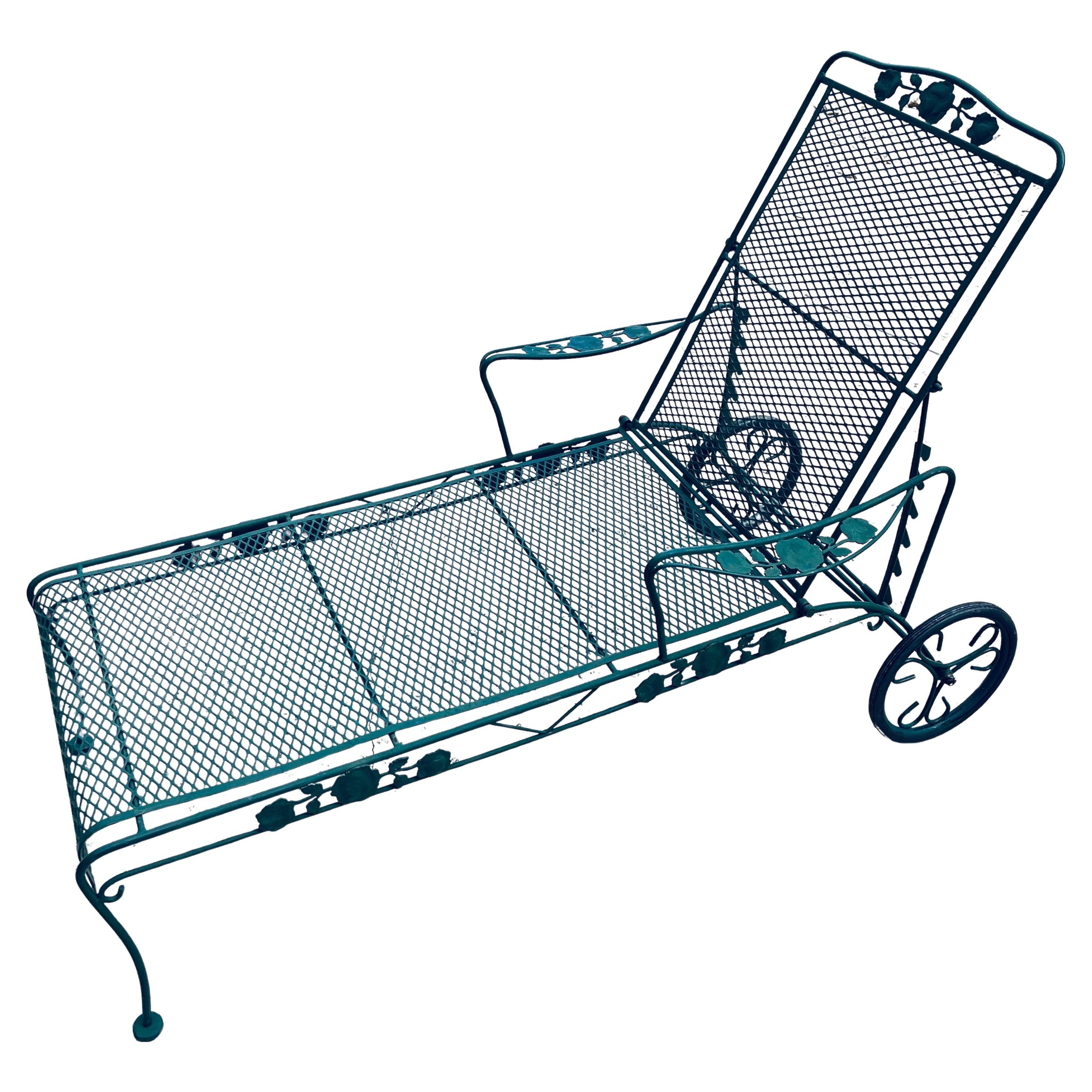 Un set coordinato di quattro chaise longue in ferro battuto con motivo a rosa Chantilly in vendita