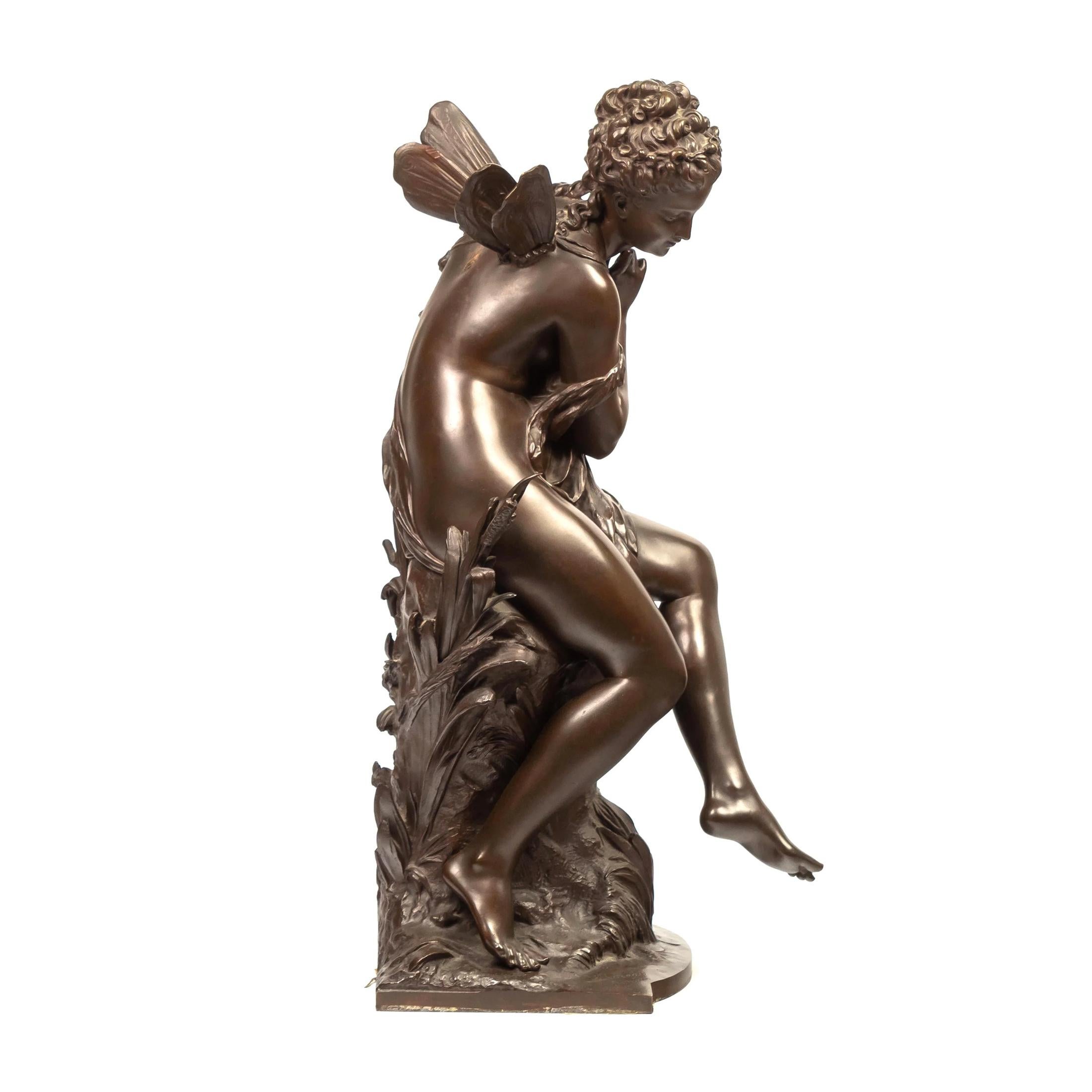 Eine hochwertige allegorische Bronzeskulptur im Jugendstil, die eine sitzende Fee mit kleinen Flügeln darstellt. Titel: 