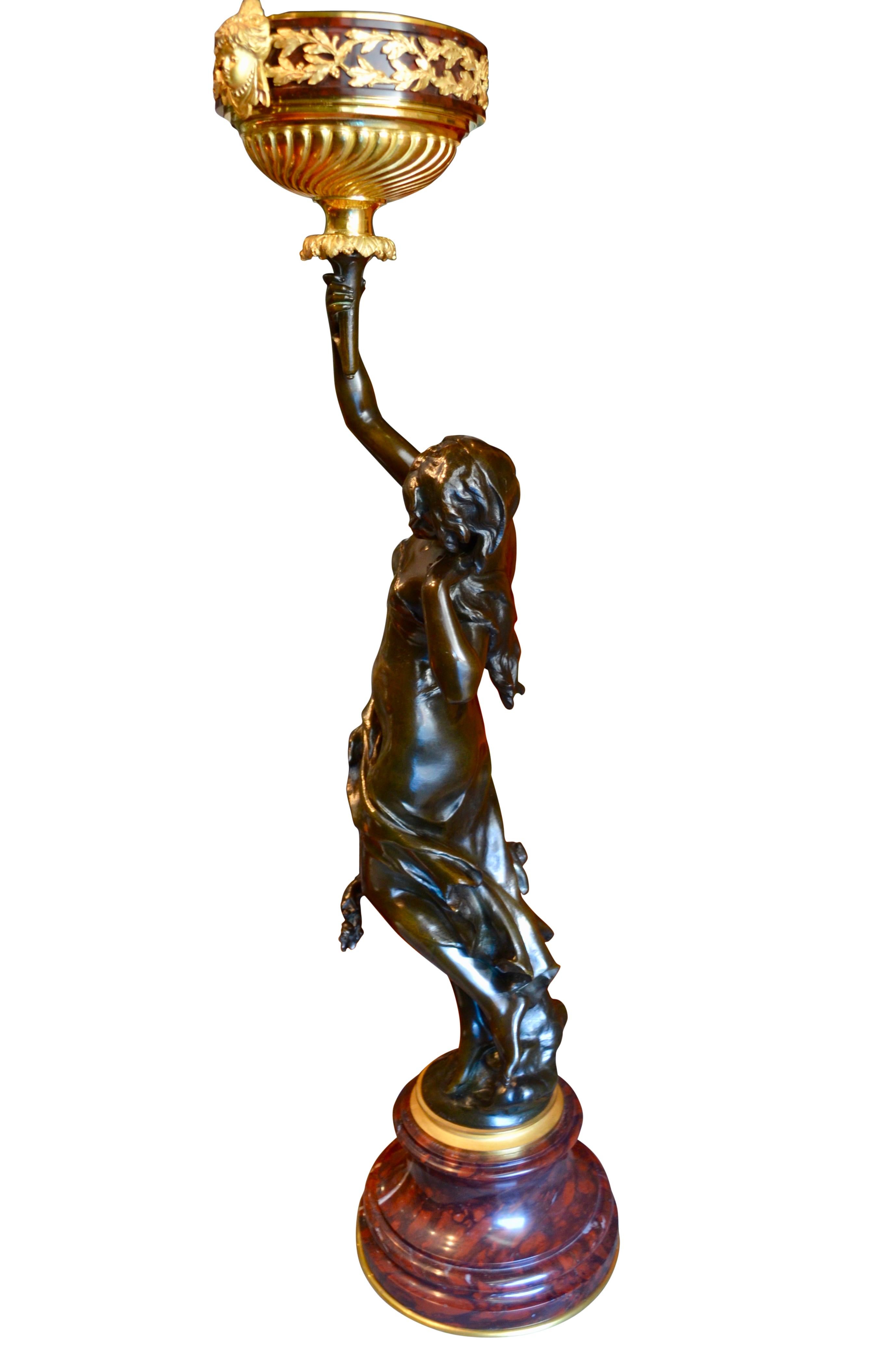 Doré  Lampe à l'huile représentant une statue en bronze de Mathurin Moreau  a Nymphe et Putto   en vente