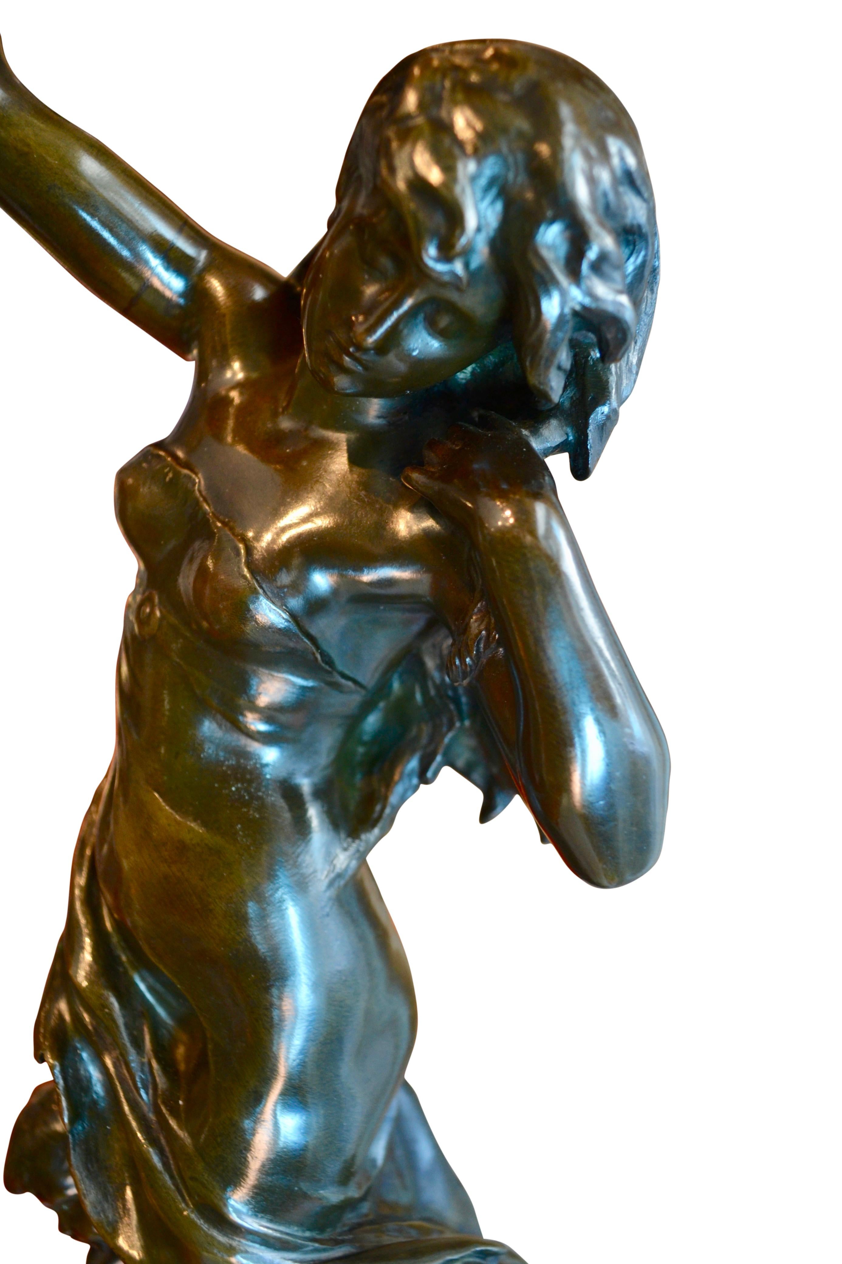 XIXe siècle  Lampe à l'huile représentant une statue en bronze de Mathurin Moreau  a Nymphe et Putto   en vente