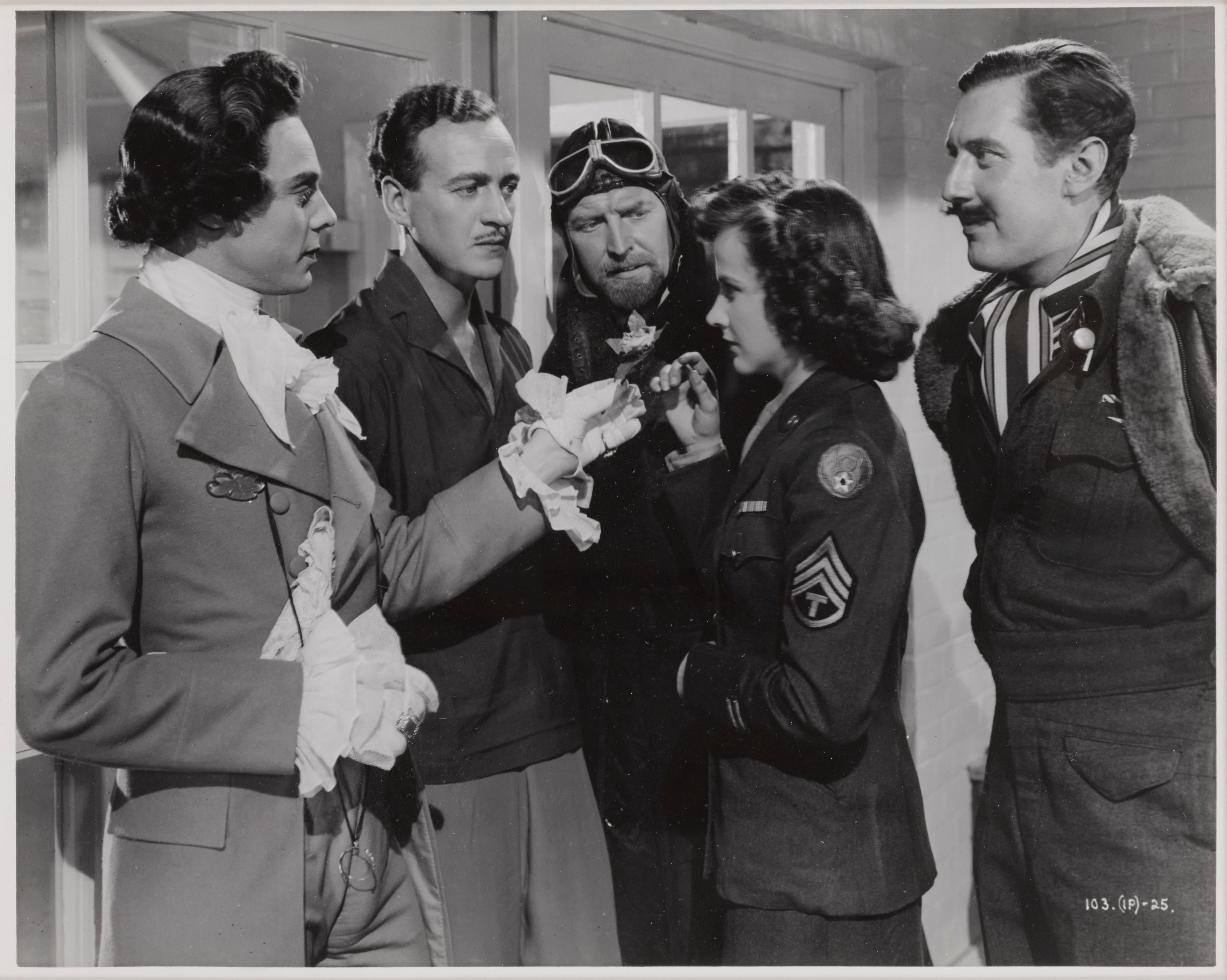 Photo de production originale du drame de 1946, comédie musicale avec David Niven, Kim Hunter et Ramond Massey.
Ce film a été réalisé par Michael Powell et Emeric Pressburger.
Cette œuvre est encadrée dans un cadre en bois de Sapele avec des