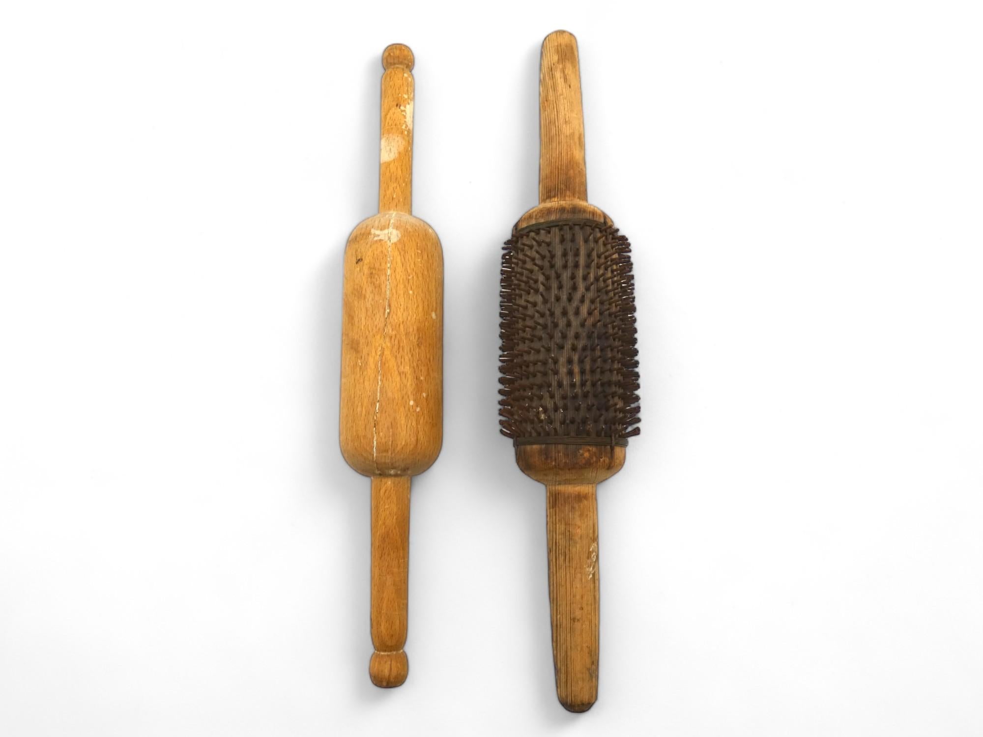 Rouleau et perforateur de Matzah de  Boukhara, Ouzbékistan, utilisé au début du 20e siècle.

Le perforateur de matsa est taillé à la main dans une seule pièce de bois massif et comporte de nombreux clous en acier martelés en son centre, ainsi qu'un
