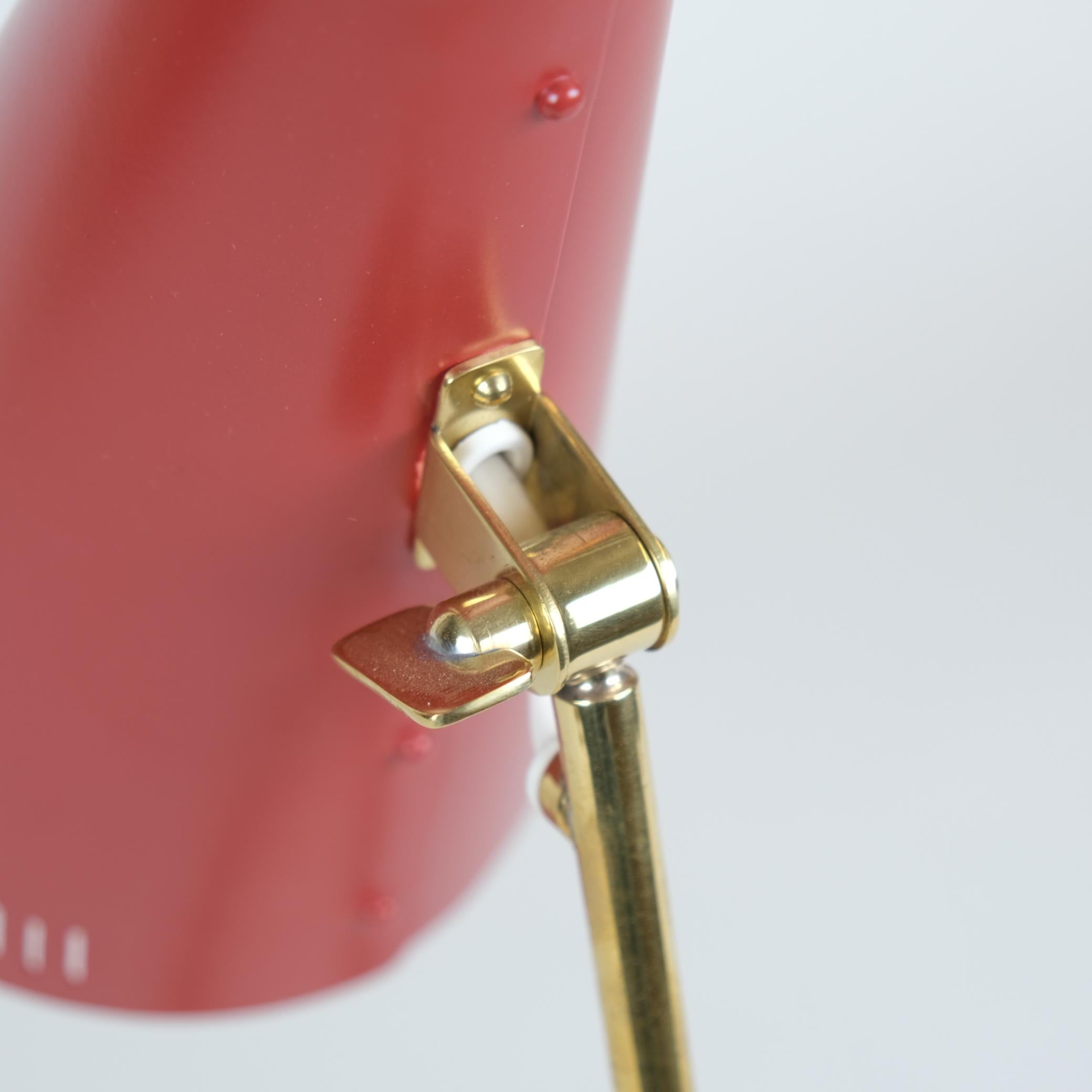 Tischlampe Modell K11-15 von Mauri Almari aus Messing, Rot und Leder, Idman, 1950er Jahre im Angebot 1