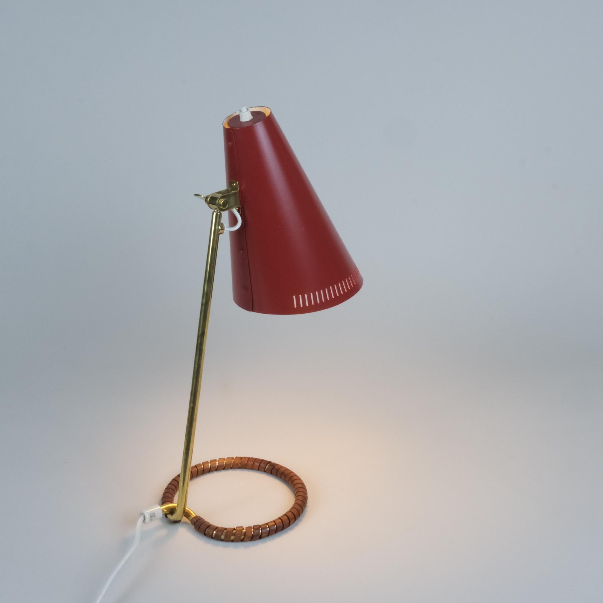 Despite the small size of this lamp the combination of brass, painted metal and leather makes it stand out. The simplified look is topped off with extra attention to quality and details. When it comes to details the leather strapping makes a perfect