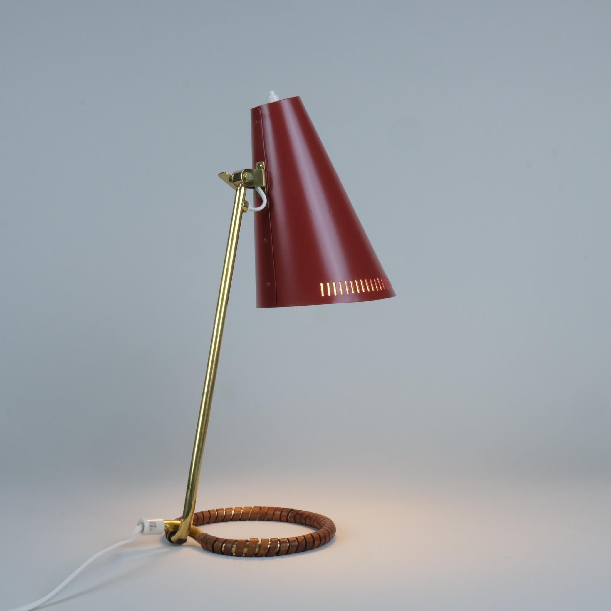 Tischlampe Modell K11-15 von Mauri Almari aus Messing, Rot und Leder, Idman, 1950er Jahre (Skandinavische Moderne) im Angebot