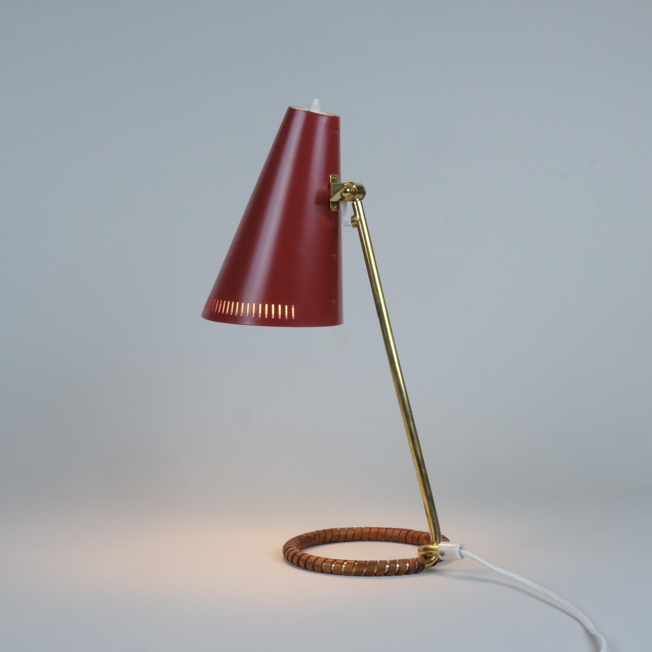 Tischlampe Modell K11-15 von Mauri Almari aus Messing, Rot und Leder, Idman, 1950er Jahre (Finnisch) im Angebot