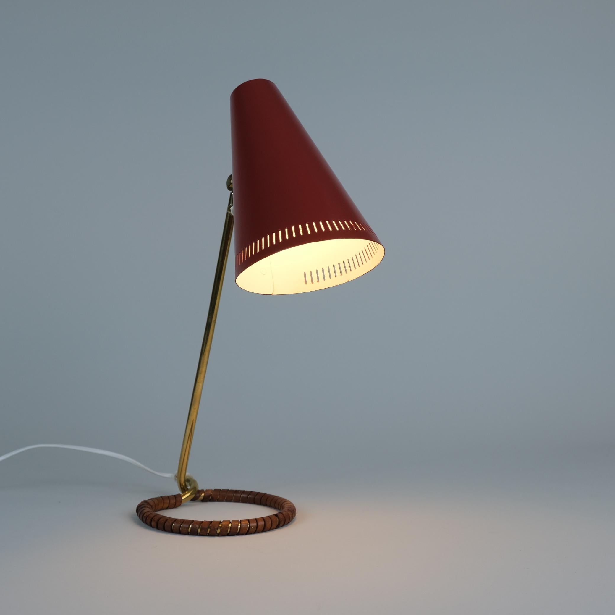 Tischlampe Modell K11-15 von Mauri Almari aus Messing, Rot und Leder, Idman, 1950er Jahre im Zustand „Gut“ im Angebot in Helsinki, FI