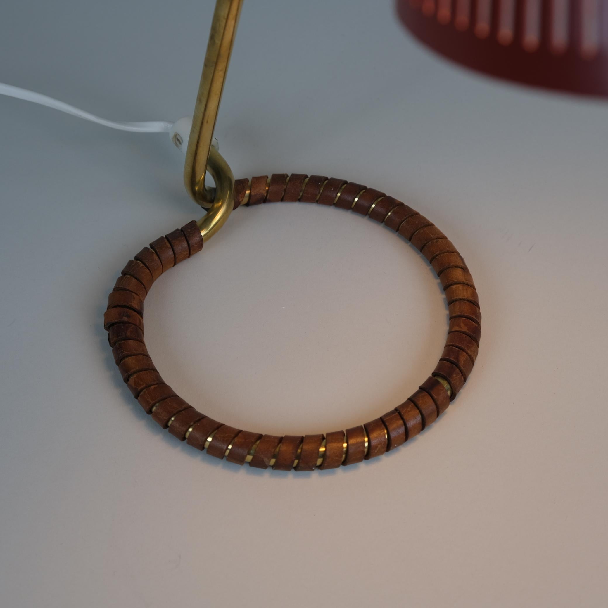 Tischlampe Modell K11-15 von Mauri Almari aus Messing, Rot und Leder, Idman, 1950er Jahre (Mitte des 20. Jahrhunderts) im Angebot