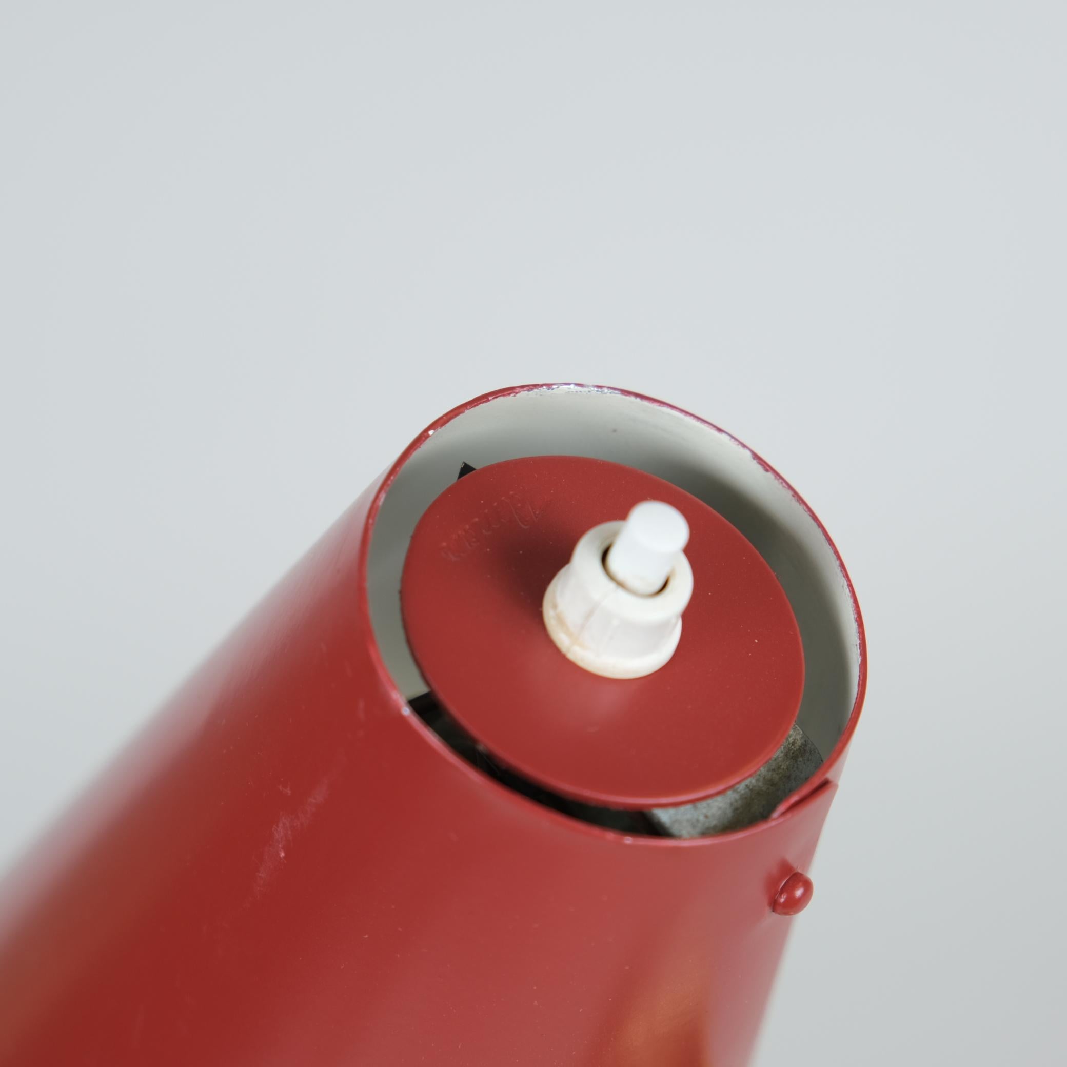 Tischlampe Modell K11-15 von Mauri Almari aus Messing, Rot und Leder, Idman, 1950er Jahre (Metall) im Angebot